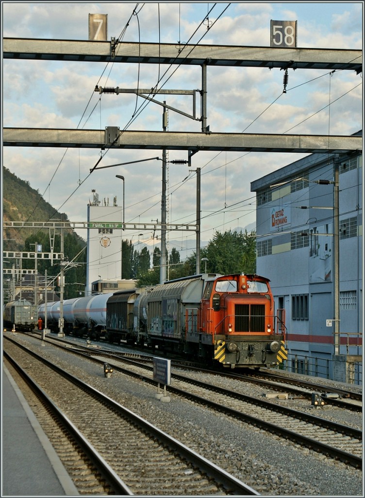 Die  Lonza  Em 837 853-1 beim Rangieren in Visp.
29. Aug. 2013