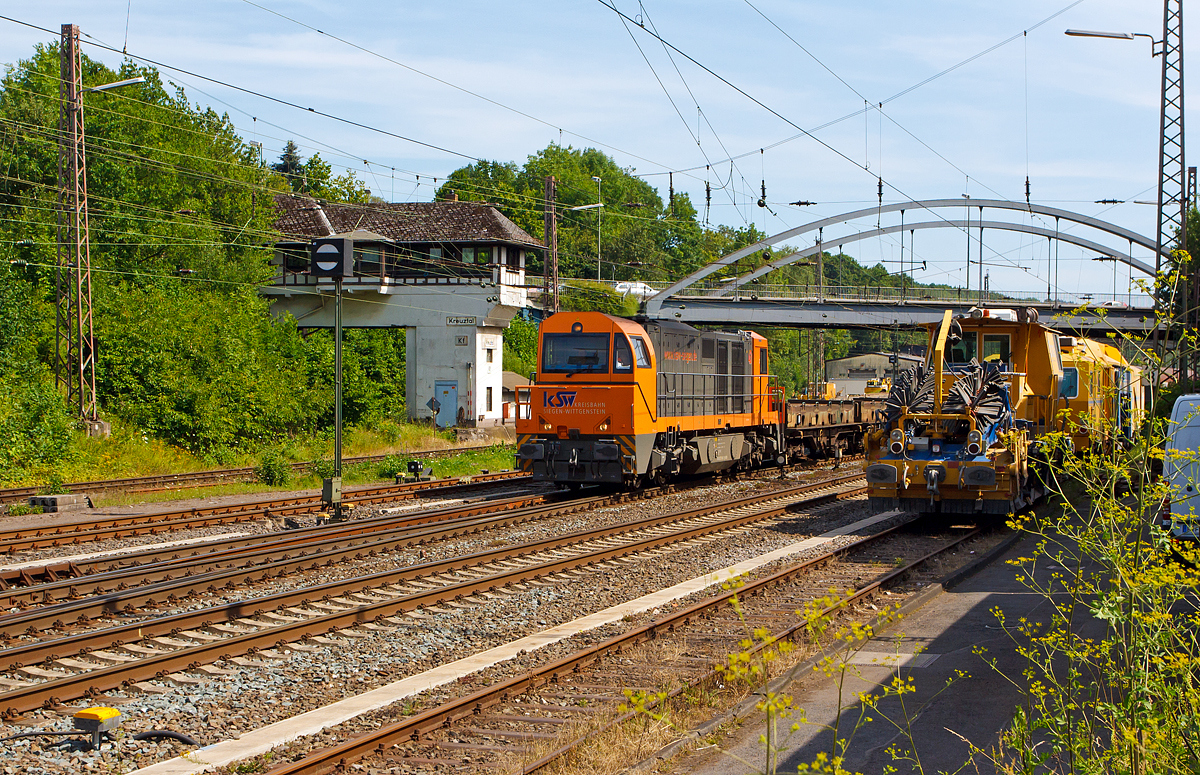 
Die MaK G 2000 BB (Lok 43) der KSW (Kreisbahn Siegen-Wittgenstein) kommt am 18.07.2014 mit ihrem Übergabezug in Kreuztal an.

Die Lok 43 ist eine asymmetrische MaK G 2000 BB und wurde 2002 bei Vossloh unter der Fabriknummer 1001327 gebaut. Sie hat einen Caterpillar Motor 3516 B-HD mit 2.240 kW Leistung, die Höchstgeschwindigkeit beträgt 120 km/h. 
Sie hat die NVR-Nummer 92 80 1273 018-2 D-KSW und die EBA-Nummer EBA 00 L15 K019

Einen lieben Gruß an das freundliche Lokpersonal der KSW retour.