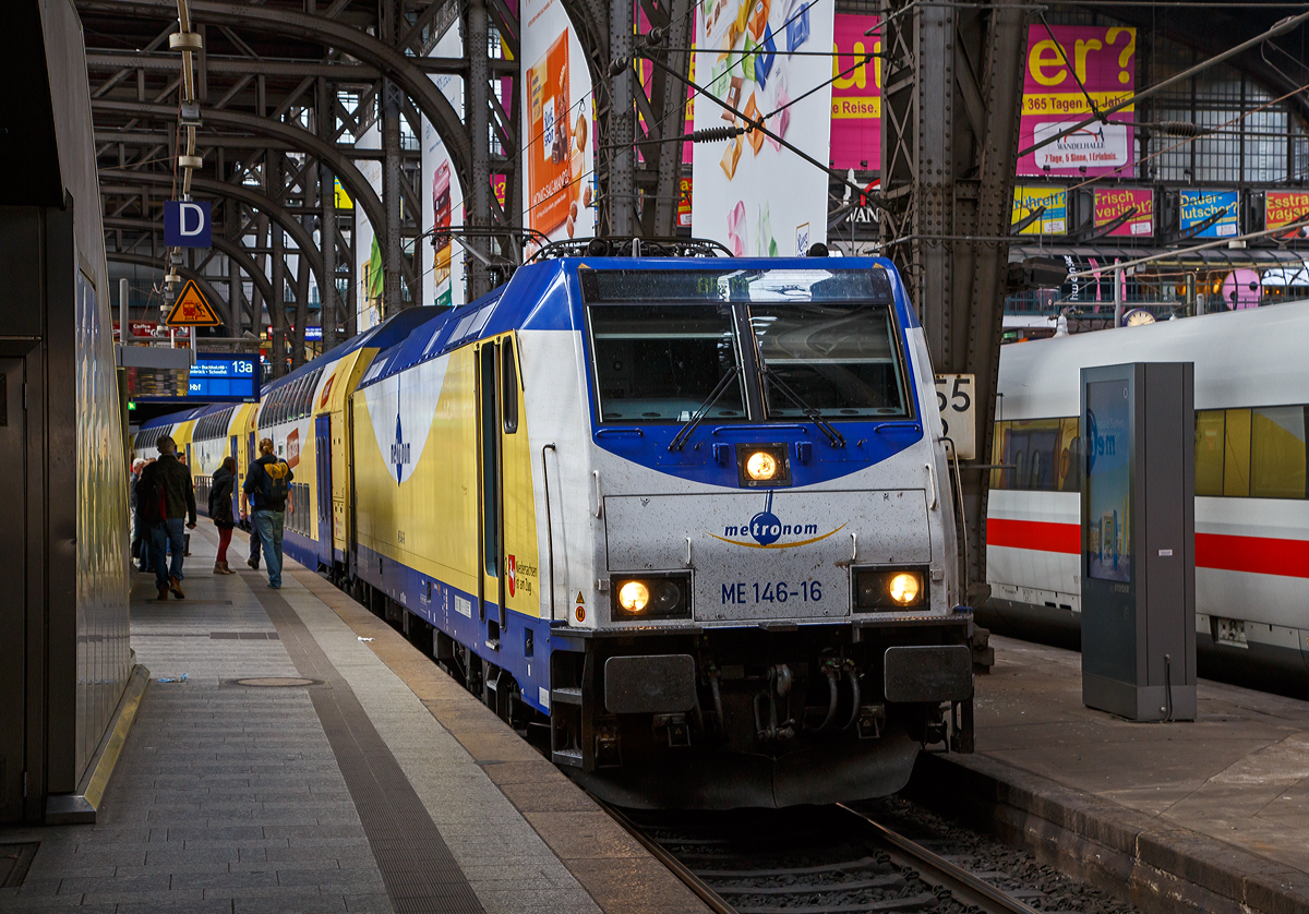 Die metronom ME 146-16 „Celle“ (91 80 6146 516-0 D-ME) steht am 16.06.2015 mit dem RB 41 im Hbf Hamburg zur Abfahrt bereit.

Die TRAXX P160 AC2 wurde 2005 von Bombardier in Kassel unter der Fabriknummer 34039 gebaut und an die Landesnahverkehrsgesellschaft Niedersachsen (LNVG) geliefert, die die wiederum das Rollmaterial der Metronom Eisenbahngesellschaft mbH (Uelzen) zu Verfügung stellt.

Die Metronom Eisenbahngesellschaft mbH (Eigenschreibweise metronom) ist ein nichtbundeseigenes Eisenbahnverkehrsunternehmen mit Sitz in Uelzen und zählt mit täglich über 100.000 Fahrgästen zu den größten Privatbahnen Deutschlands. Das gesamte Rollmaterial stammt aus dem Landespool der Landesnahverkehrsgesellschaft Niedersachsen mbH (LNVG). Es ist für die Dauer der jeweiligen Verkehrsleistung angemietet und in den von der LNVG vorgesehenen Farben Blau, Weiß und Gelb lackiert. 

Die Triebfahrzeugflotte der Metronom besteht aus 29 E-Loks Bombardier „TRAXX P160 AC“ (ME 146-01 bis -10), Bombardier „TRAXX P160 AC2“ (ME 146-11 bis -18 und 146 531–539), Bombardier „TRAXX P160 AC3“ (ME 147-543 und –544), sowie Doppelstockwagen der vierten Generation (Bauart „Görlitz“), die ebenfalls von Bombardier gefertigt wurden.

Zwischen 2007 und 2018 gehörten auch acht Diesellokomotiven Bombardier „TRAXX P160 DE“ – Baureihe 246, dazu. Die Baureihe wurde in nur 700 Tagen speziell für die Verbindung Hamburg–Cuxhaven entwickelt. Seit Dezember 2018 werden diese Lokomotiven von der DB-Tochter Start auf der gleichen Strecke eingesetzt.
Steuerwagen im neuen Design

Die LNVG modernisiert ab 2019 die vorhandenen Wagen, sie erhalten neue Fußböden, neue Sitze, neue Beleuchtungen, Überwachungskameras und WLAN-Zugänge. Auch der Außenlack soll erneuert werden.