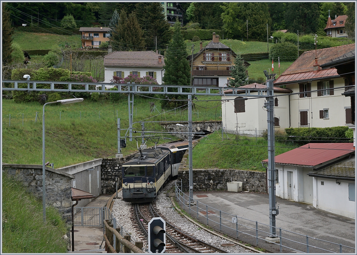 Die MOB GDe 4/4 6004  Interlaken  schiebt bei Les Avants ihren PE 2122 aus dem Bahnhof in Richtung Zweisimmen. 

2. Mai 2020