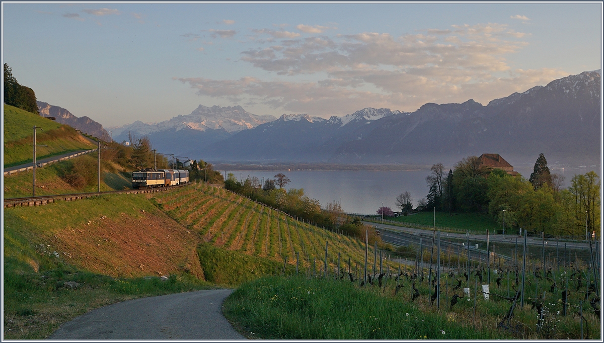 Die MOB GDe 4/4 6004  Interlaken  ist im Abendlicht mit einen MOB GoldenPass Panoramic nach Zweisimmen zwischen Châtelard und Planchamp unterwegs. 

11. April 2020