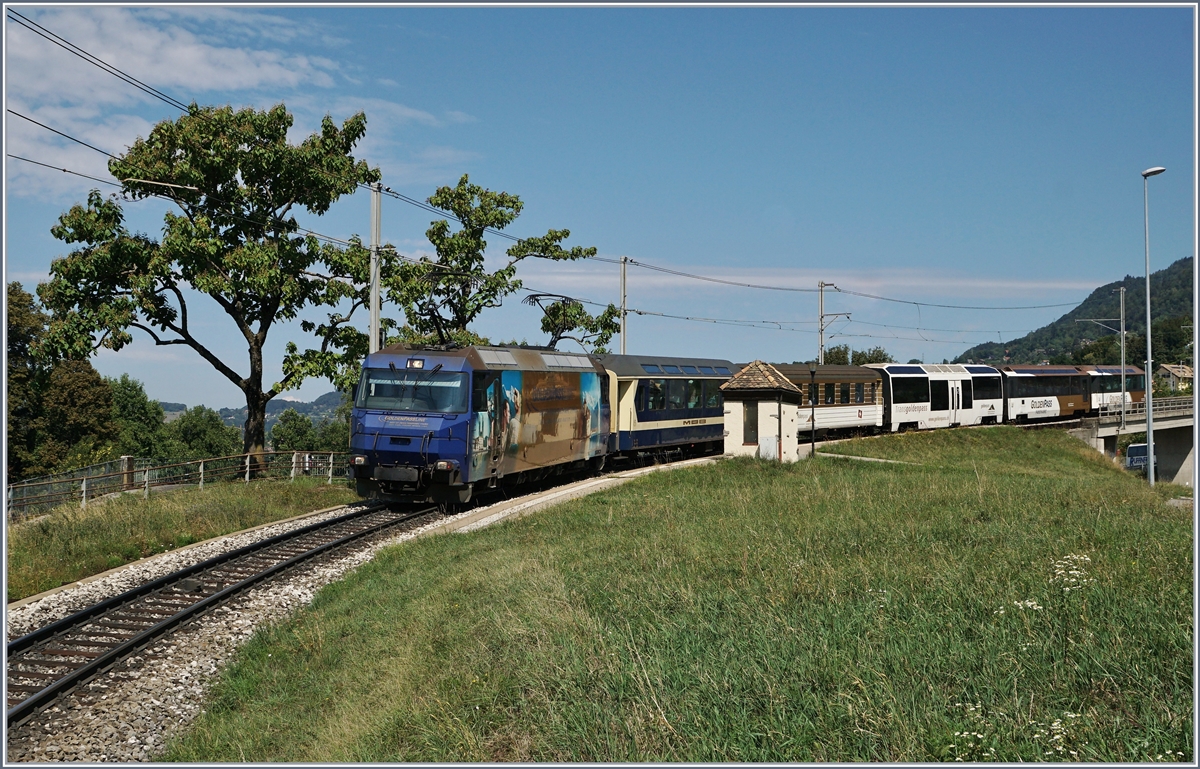 Die MOB Ge 4/4 8002 mit ihrem IR 2125 von Zweisimmen nach Montreux bei der Durchfahrt in Châtelard VD.
22. August 2018