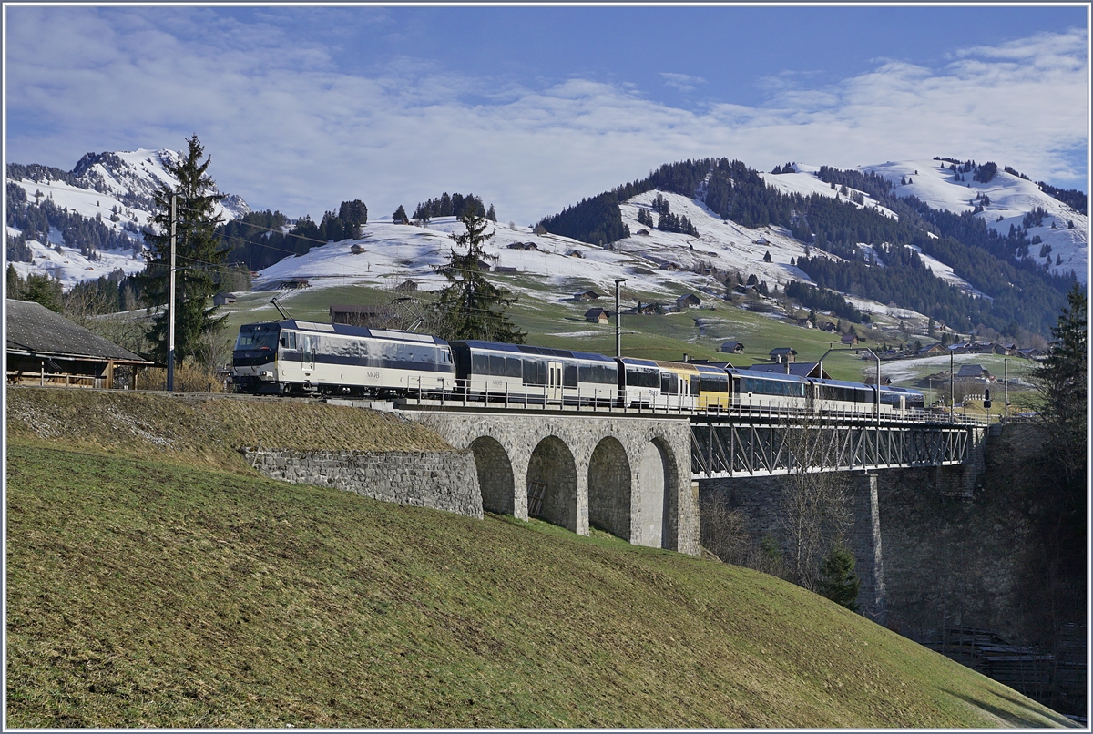Die MOB Ge 4/4 8004 mit einem MOB Panoramic Zug Kurz nach Flendruz auf der Fahrt Richtung Château d'Oex.
2. April 2018