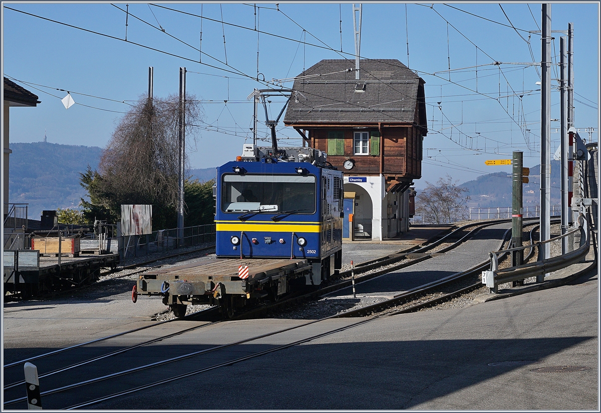 Die MOB Gem 2/2 auf der Fahrt von Chernex Richtung B-C verlässt in Chamby die MOB und zweigt über abgelenkte Weichen auf die Gleise der Blonay-Chamby Bahn.
25. Feb. 2017
