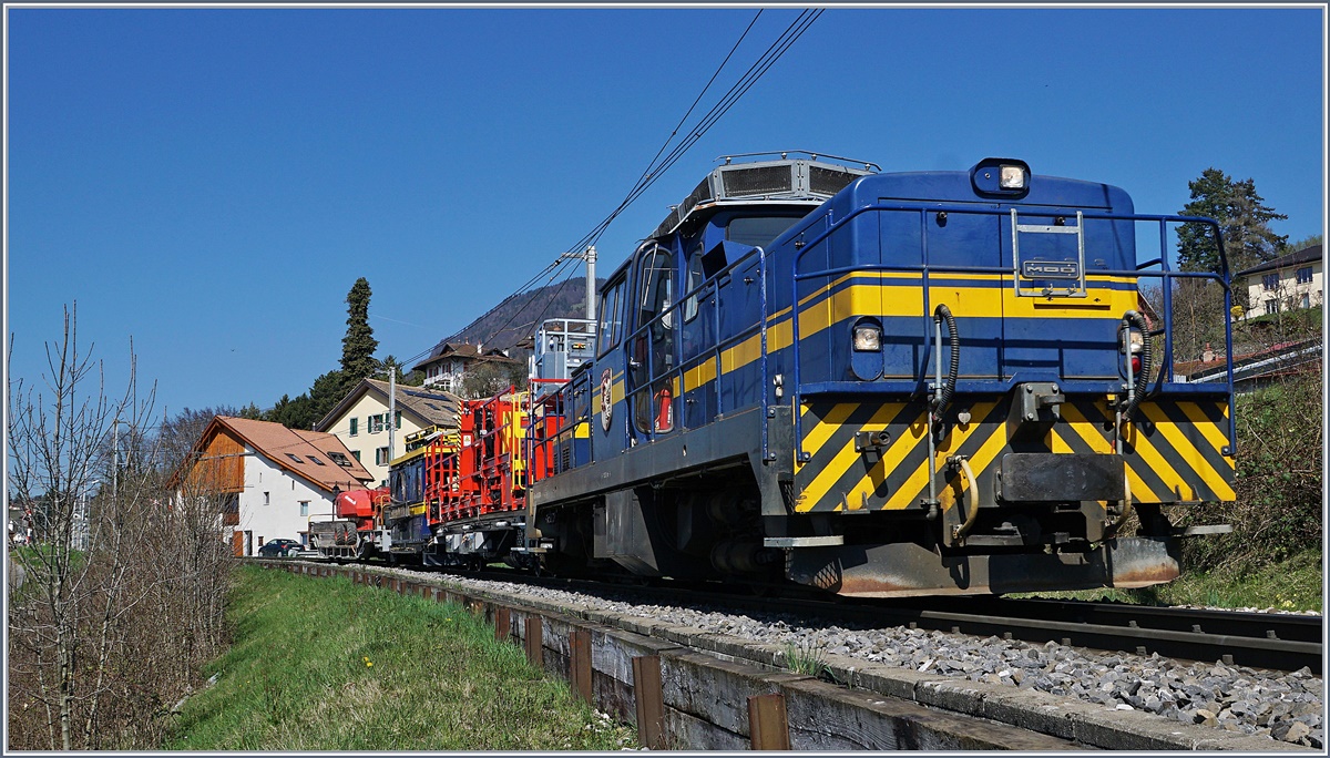 Die MOB Gm 4/4 2004 aus einer etwas tiefen Perspektive, doch nur so war es möglich den ganzen Dienst-Zug aufs Bild zu bekommen. 
Bei Planchamp, den 27. März 2017