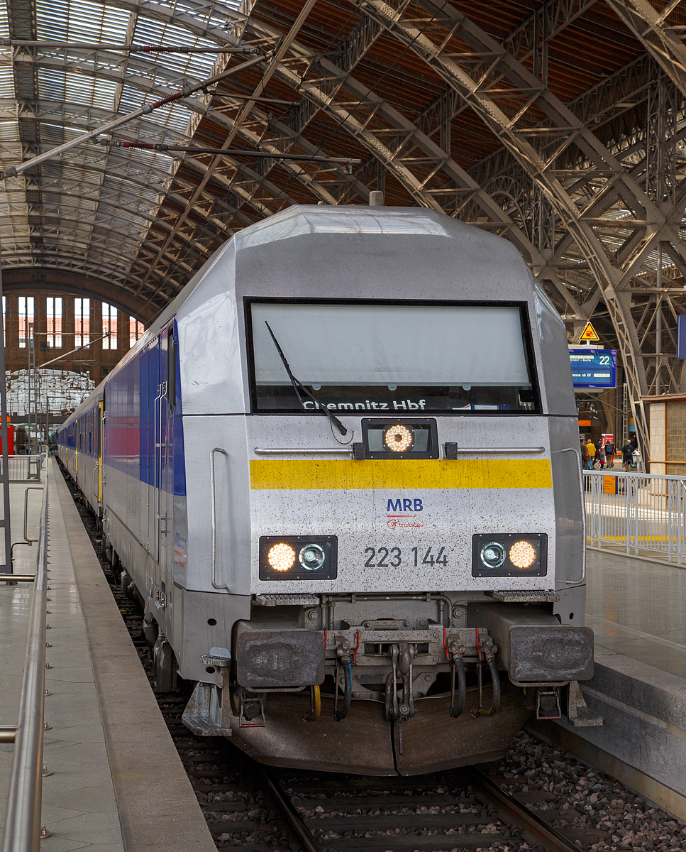 
Die MRB 223 144-7 (92 80 1223 144-7 D-TDRO) mit dem RE 6 (Leipzig – Bad Lausick – Geithain – Chemnitz) der Transdev Regio Ost GmbH am 21.05.2016 im Leipziger Hauptbahnhof. Die Transdev Regio Ost GmbH betriebt unter dem Markennamen die Mitteldeutsche Regiobahn (MRB). 

Die Siemens ER20 wurde 2010 unter der Fabriknummer 21601 gebaut.