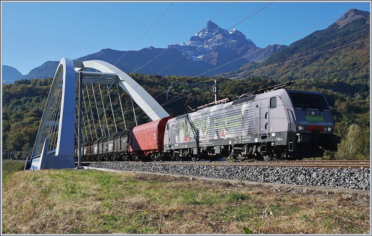 Die MRCE 189 090  G�ttingen  (UIC 91 80 6 189 990-5 D-Dispo Class 189 VE), unterwegs f�r SBB Cargo International mit ihrem Novelis Zug von Sierre nach G�ttingen �berquert zwischen St-Maurice und Bex die Rhone.
11. Okt. 2017