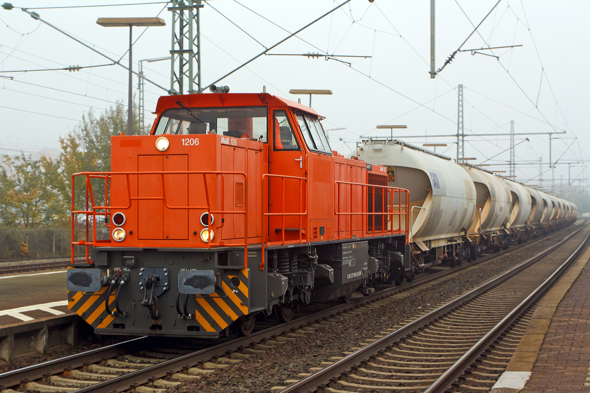 
Die MRCE 275 868-8 (92 80 1275 868-8 D-DISPO) eine MaK G 1206 vermietet an RBB - Regiobahn Bitterfeld Berlin GmbH (gehört zu Captrain Deutschland) fährt am 01.11.2014 mit einem Kalkzug (bestehend aus Behälterwagen für staubförmige Güter mit Druckluftentleerung der Gattung Uacs) durch den Bahnhof Butzbach in Richtung Friedberg (Hessen). 

Die Lok wurde 2004 von Vossloh in Kiel unter der Fabriknummer 5001504 gebaut.