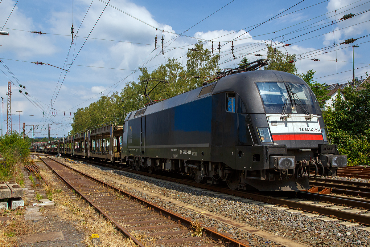 
Die MRCE Dipolok ES 64 U2-034 (91 80 6182 534-8 D-DISPO) f�hrt 22.06.2019 mit eimem leeren BLG AutoRail Autotransportzug (Doppelstock-Autotransportwagen der Gattung Laaers) durch Kreuztal in Richtung S�den. 

Die Siemens  ES 64 U2 wurde 2004 von siemens unter der Fabriknummer 21038 gebaut.