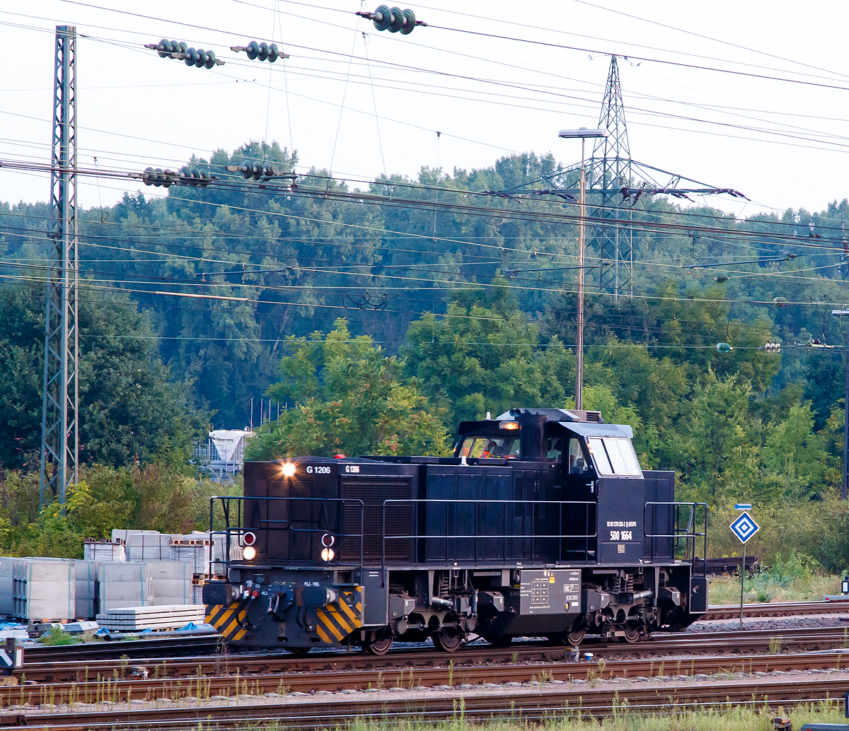 
Die MRCE Dispolok 500 1664 (92 80 1276 026-2 D-DISPO), eine Vossloh G 1206, fährt am frühen Morgen des 24.09.2016 im Bahnhof Weil am Rhein. 

Die Lok wurde 2006 von Vossloh in Kiel unter der Fabriknummer 5001664 gebaut.