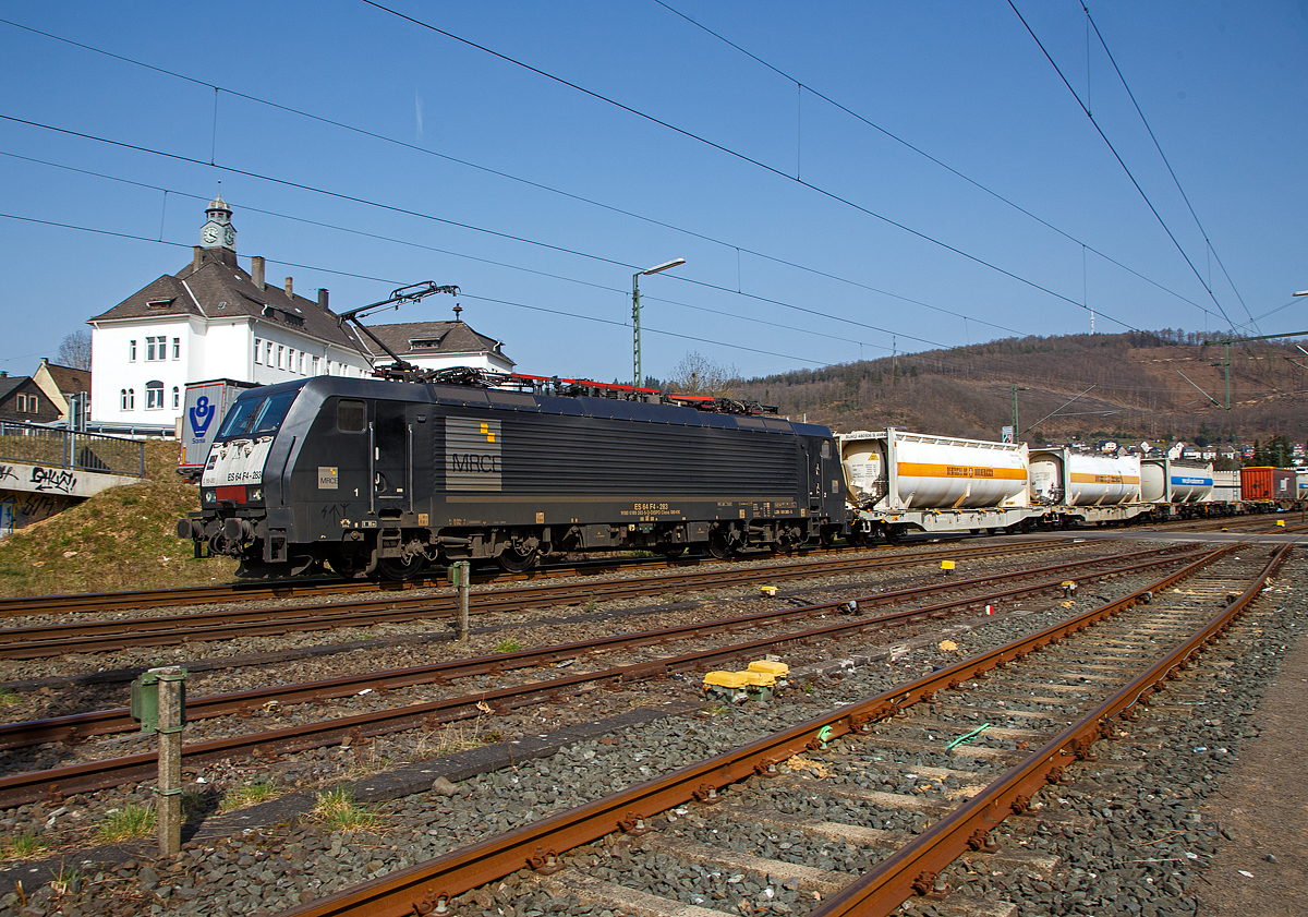 Die MRCE Dispolok E 189-283 bzw. ES 64 F4 - 283 / LZB 189 283-5 (91 80 6189 283-5 D-DISPO Class 189-VK) fährt am 01.04.2021, mit einem KLV-Zug (der HUPAC) über die Siegstrecke (KBS 460) durch Niederschelden in Richtung Köln.

Die Siemens EuroSprinter wurde 2009 von Siemens in München unter der Fabriknummer 21490 gebaut. Diese Lok hat Zulassung für Deutschland, Österreich, Niederlande und Rumänien.
