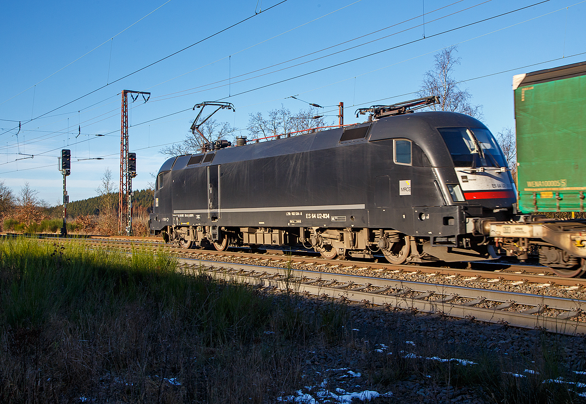 Die MRCE Dispolok ES 64 U2-034 / LZB 182 537-8 (91 80 6182 534-8 D-DISPO) fährt am 11.01.2022 mit einem KLV-Zug durch Rudersdorf (Kr. Siegen) über die Dillstrecke (KBS 445) in nördlicher Richtung.

Die Siemens ES64U2 wurde 2004 von Siemens TS (Transportation Systems) im Werk Linz (A) unter Fabriknummer  21038 gebaut und an die damalige Siemens Dispolok GmbH in München (heute MRCE Dispolok GmbH) geliefert. Sie hat die Zulassungen für Deutschland und Österreich.
