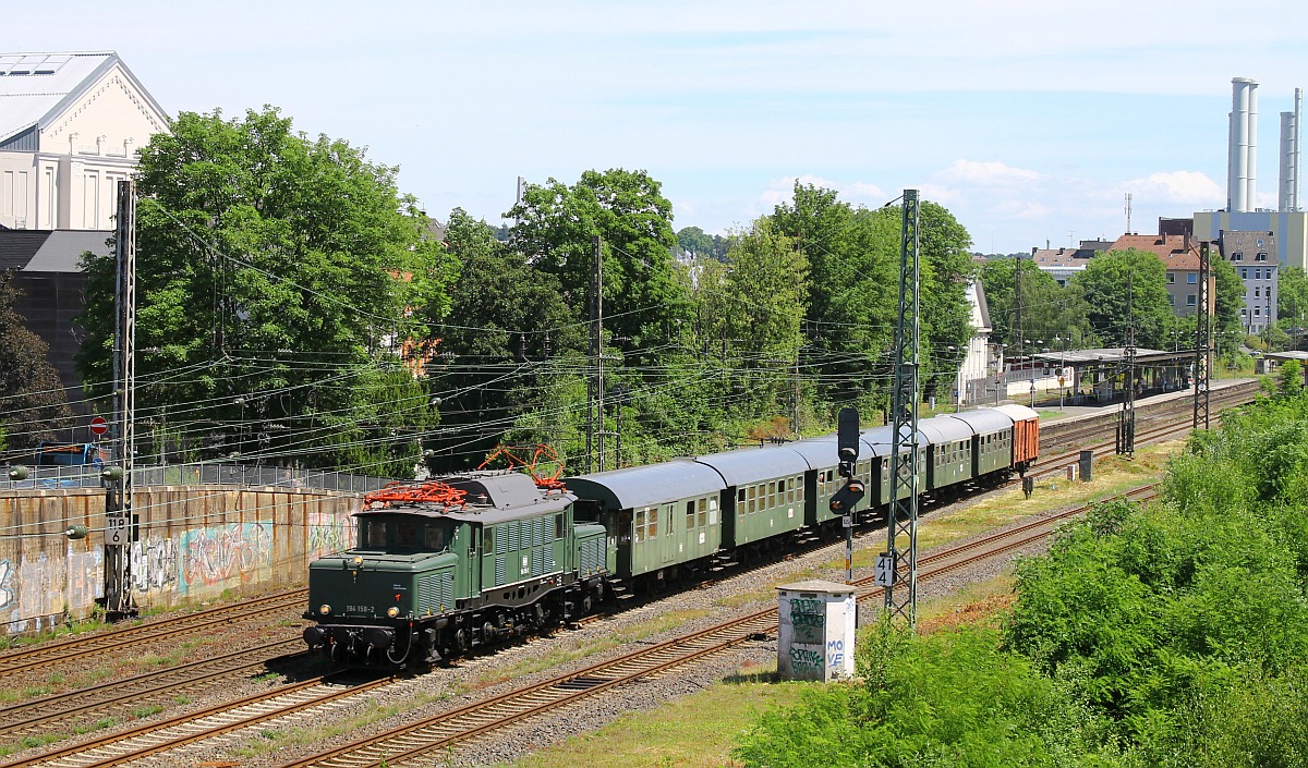 Die von der Museumseisenbahn Hamm eingesetzte 194 158 -  E 94 158 (Abnahme am 02.01.1945) durchf�hrt mit ihrem Sonderzug nach Kettwig den Bahnhof Wuppertal-Barmen. Links im Bild das Opernhaus von Barmen 12.05.2022   