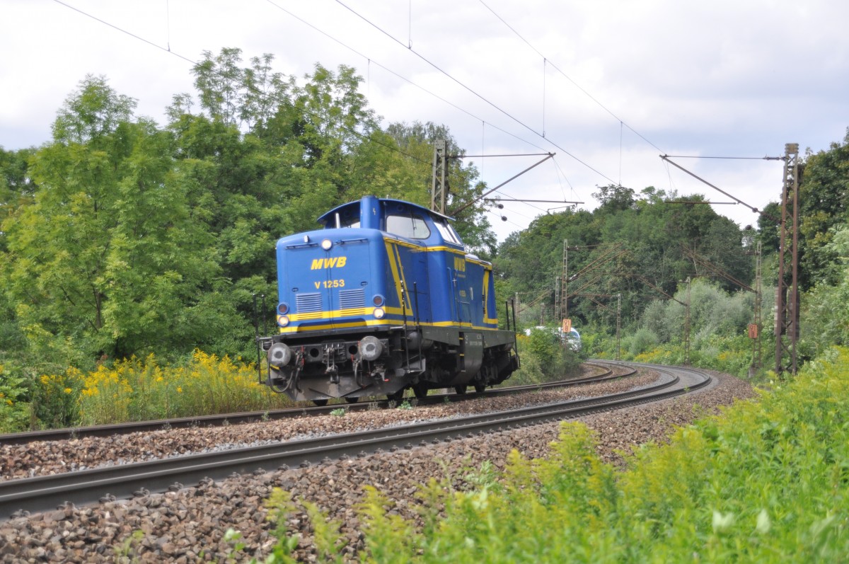 Die MWB V 1253 fährt in Richtung Ulm am 01.09.2010. Die Lok wude von MaK mit Fabriknummer 1000332 gebaut und war mit der Abnahme am 23.09.1965 bei der DB als V 100 2285, später 212 285-1, eingesetzt.