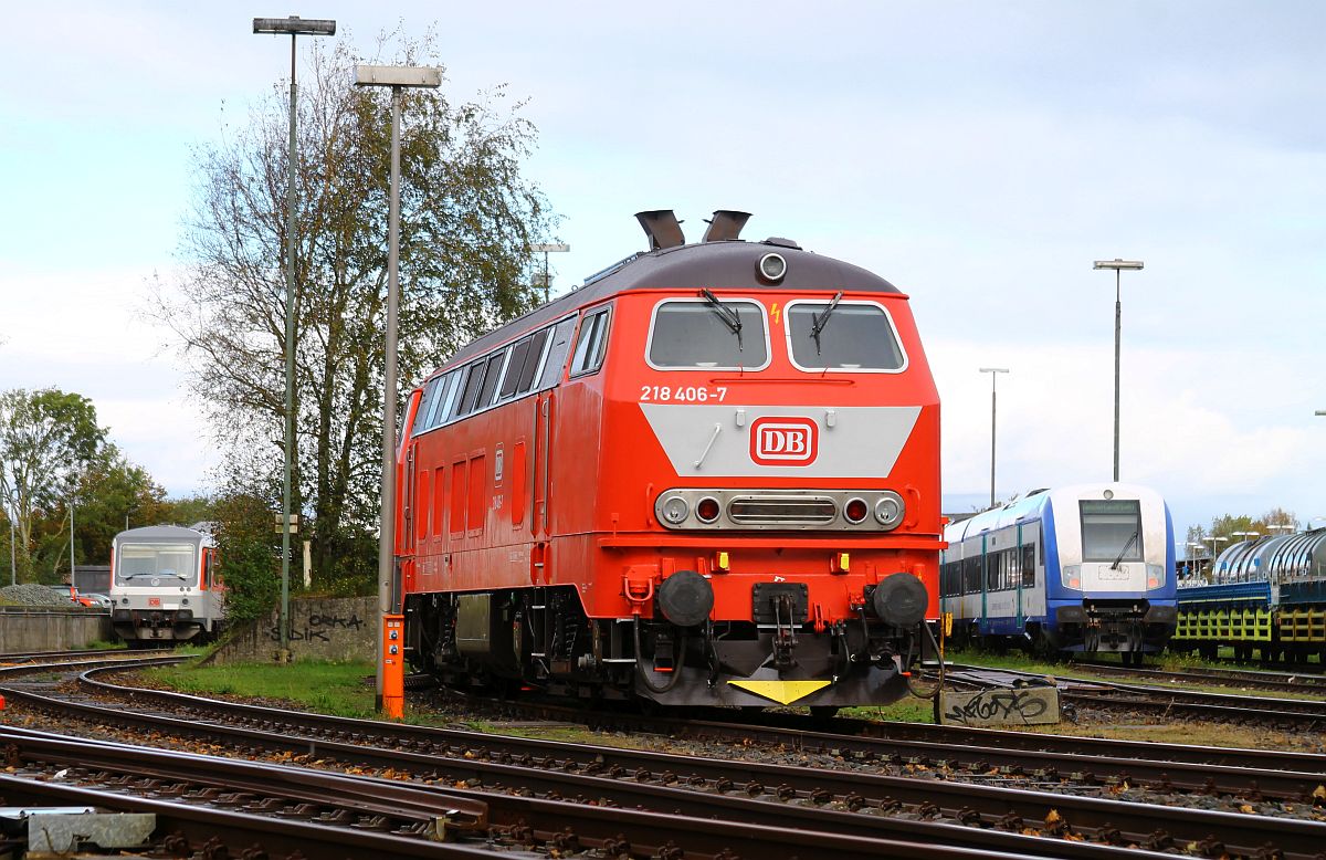 Die neu in orientrot lackierte DB 218 406 des Bw Kempten /REV/13.09.2023/ wartet im G�terbahnhof von Nieb�ll auf den Achsentausch, 17.10.2023 