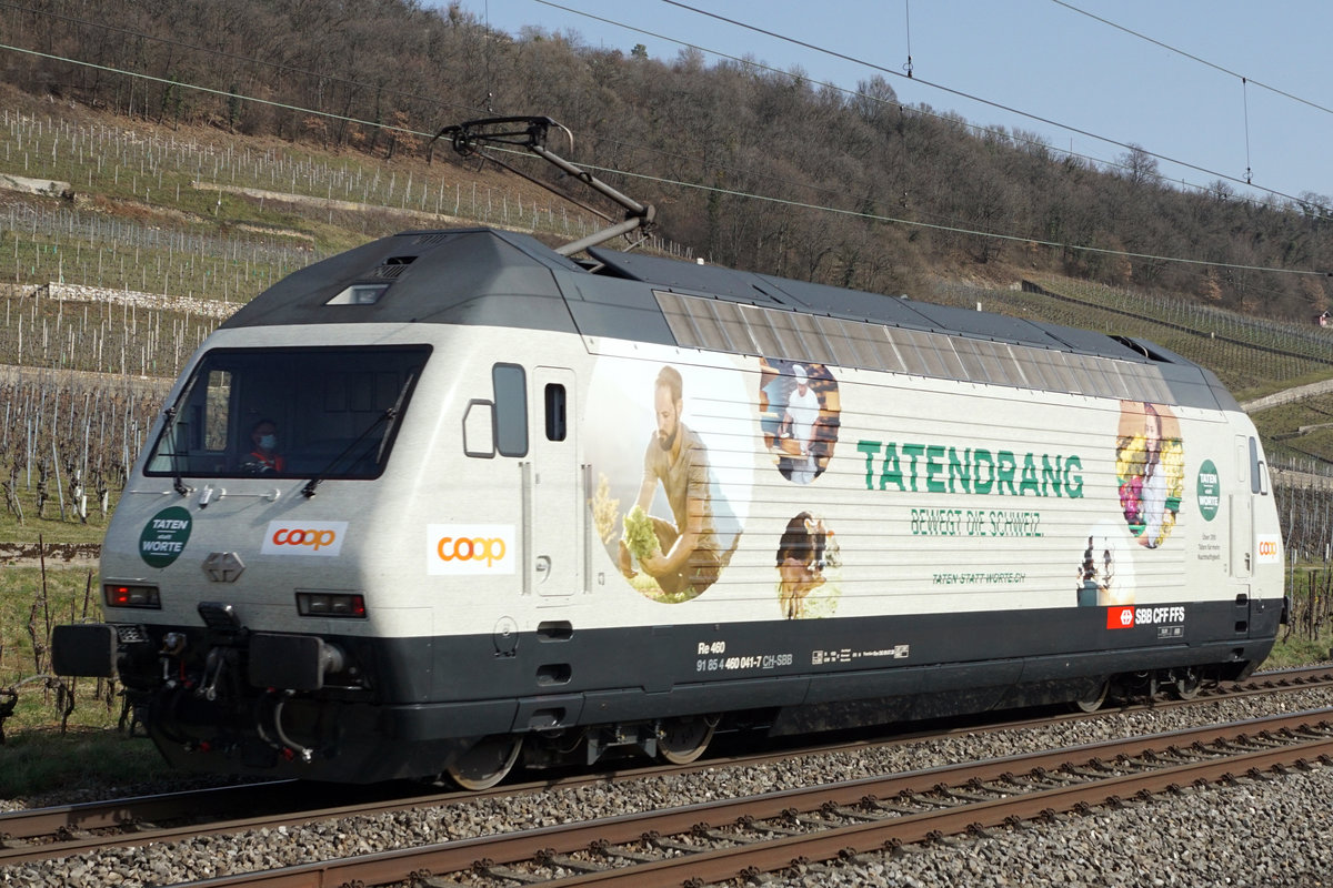 Die neue SBB Werbelokomotive Re 460 041-7 für Coop auf ihrer ersten Fahrt.
Am 26. Februar 2021 wurde die Re 460 041-7 als Lokzug von Yverdon-les-Bains nach Basel SBB überführt.
Die Aufschriften lauten:
TATENDRANG BEWEGT DIE SCHWEIZ.
TATEN statt WORTE.
Über 395 TATEN für mehr Nachhaltigkeit.
Bei Cressier.
Foto: Walter Ruetsch