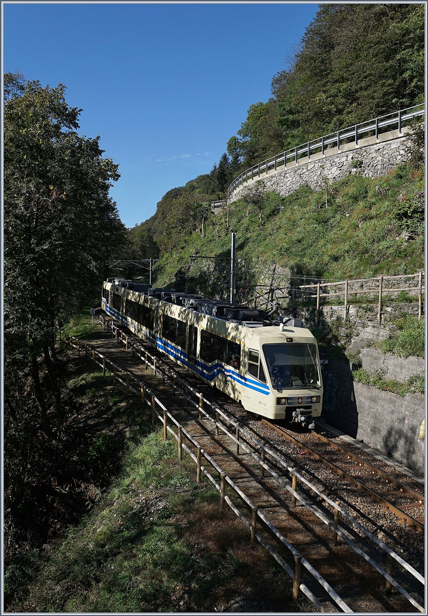 Die neuste Fotostelle bei Intragna:  R�merbr�cke . Seit 1578 �berbr�cke im tiefen Tal bei Intragna die (nicht von den R�mern) erbaute Ponte Romano die Melezza und bietet somit einen Zugang nach Rasa. Heute noch als Wanderweg genutzt, hat nun die FART den Niveaugleichen �bergang �ber die Gleise mit einem interessanten Br�ckenbauwerk ersetzt, welches einen guten Ausblick auf Centovalli-Bahn bietet. Im Bild: der FART ABe 4/8 47 als CEX 43 auf der Fahrt von Domodossola nach Locarno.

10. Okt. 2019