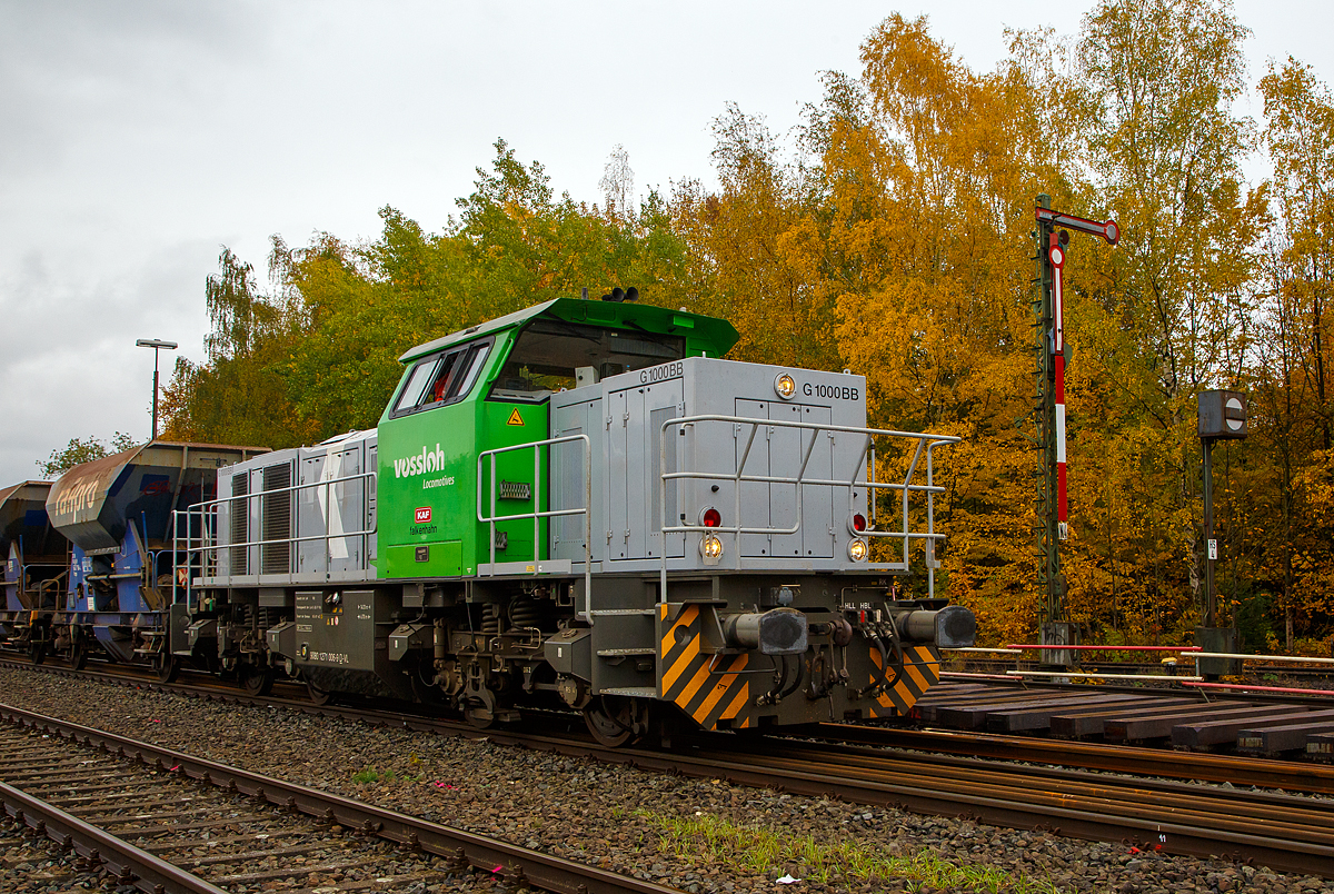 
Die nun an die KAF - Falkenhahn Bau AG (Kreuztal) vermietete 271 006-9 (92 80 1271 006-9 D-VL), ein Vossloh G 1000 BB der Vossloh Locomotives GmbH drückt am 23.10.2020 mit einem Schotterzug (zweiachsige Schüttgutwagen der Gattung Fccpps) vom Bahnhof Herdorf in Richtung Neunkirchen. Im Abschnitt zwischen Herdorf und Neunkirchen der Hellertalbahn (KBS 462) war zuvor die Bettungsreinigungsmaschine RM 95-800 W der MGW im Einsatz, nun muss nachgeschottert werden.

Die Lok wurde 2016 von Vossloh in Kiel unter der Fabriknummer 5602198 gebaut.