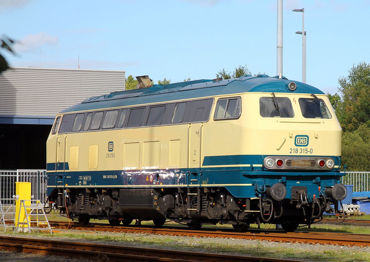 Die o/b DB 218 315 ruht sich im Bw Niebüll aus,  22.09.2026