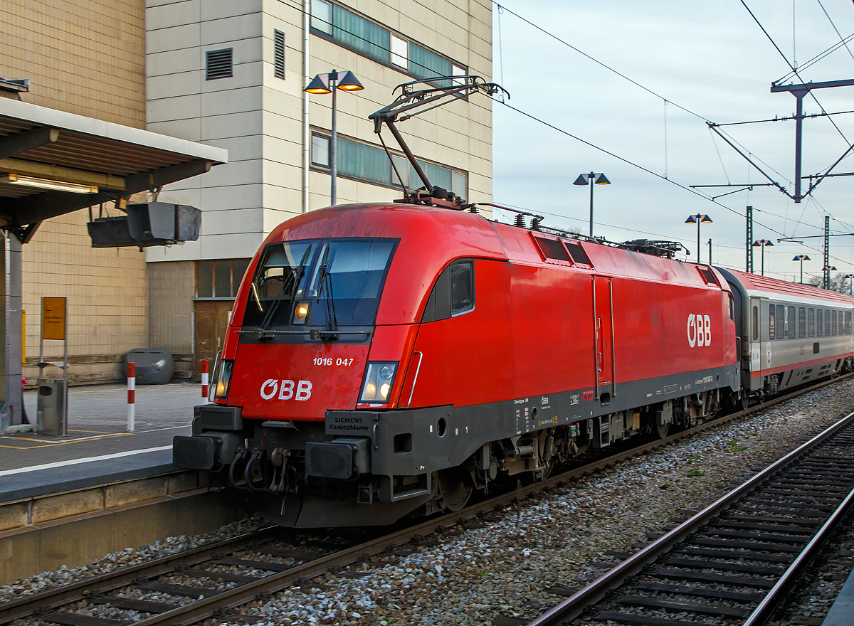 
Die ÖBB 1016 047 (A-ÖBB 91 81 1016 047-3) als Zuglok des EC 112 „Blauer Enzian“ am 08.02.2020 beim Halt im Hauptbahnhof Augsburg.

Die ÖBB Taurus eine elektrische Universallokomotive vom Typ Siemens ES64U2 wurde 2001 von Siemens-TS Werk in Linz unter der Fabriknummer 20395 und als 1016 047-1an die ÖBB geliefert.

Die ES 64 U2 wurde ursprünglich als Universallok für die Österreichischen Bundesbahnen (ÖBB) entwickelt und wird dort als Baureihe 1016 (reine 15-kV-Version) und 1116 (2-System-Version mit 15 kV und 25 kV für internationalen Verkehr) geführt. Die Zweisystembauart für 15 kV- und 25 kV-Bahnstromsysteme ist traktions- und sicherungstechnisch für Deutschland, Österreich und Ungarn ausgerüstet und zugelassen, seit Mai 2002 ist zudem ihr Einsatz teilweise in der Schweiz erlaubt. Durch die vorhandene Technik ist sie ebenso für die Wechselstromstrecken in Tschechien und der Slowakei geeignet. Die Maschinen der Serie ES 64 U2 sind wendezugfähig ausgeführt und ab Werk mit zwei Einholm-Stromabnehmern ausgerüstet. Ausnahme sind die Railjet-Loks 1116.201 bis 1116.223, welche mit den in die Schweiz verbundenen Fahrten, einen dritten (schmaler) Stromabnehmer haben. Der Antrieb der Lok erfolgt über einen speziell für sie entwickelten Hohlwellen-Antrieb mit Bremswelle (HAB).

Die Lok der Reihe 1016 und 1116 sind auch oft hörbar zuerkennen: Beim Aufschalten aus dem Leerlauf ist ein Geräusch zu vernehmen, das an das Durchspielen einer Tonleiter auf einem Tenorsaxophon erinnert. Es entsteht in den Drehstrommotoren durch die Ansteuerung der Stromrichter. Das hörbare Geräusch ist dabei die doppelte Taktfrequenz der Pulswechselrichter, welche stufenweise angehoben wird.

Die Frequenz ändert sich dabei in Ganz- und Halbtonschritten über zwei Oktaven von d bis d  im Tonvorrat der Stammtöne.

TECHNISCHE DATEN:
Spurweite: 1.435 mm (Normalspur)
Achsformel: Bo’Bo’
Länge über Puffer: 19.280 mm
Höhe: 4.375 mm
Breite: 3.000 mm
Drehzapfenabstand: 9.900 mm
Achsabstand in Drehgestell: 3.000 mm
Kleinster bef. Halbmesser: 100 m (bei 10 km/h) /120 m (bei 30 km/h)
Dienstgewicht: 88 t
Max. Achslast: 22 t
Höchstgeschwindigkeit: 230 km/h
Dauerleistung: 6.400 kW
Max. Leistung (Booster für 5 min): 7.000 kW (nur bei 85–200 km/h nützlich)
Anfahrzugkraft: 300 kN
Dauerzugkraft: 250 kN (bis 92 km/h)
Raddurchmesser: 1.150 mm (neu) / 1.070 mm (abgenutzt)
Motorentyp: 1 TB 2824-0GC02
Stromsystem: 15 kV, 16,7 Hz 
Anzahl der Fahrmotoren: 4
Antrieb: GTO Stromrichter und Hohlwellen-Drehstrom Fahrmotoren
Dynamisches Bremssystem: Elektrodynamische Hochleistungs-Rückspeisebremse
Nenn- / Höchstleistung der dynamischen Bremse: 6.400 kW / 7.000 kW (mit Booster)
Max. Bremskraft der dynamischen Bremse: 240 kN
