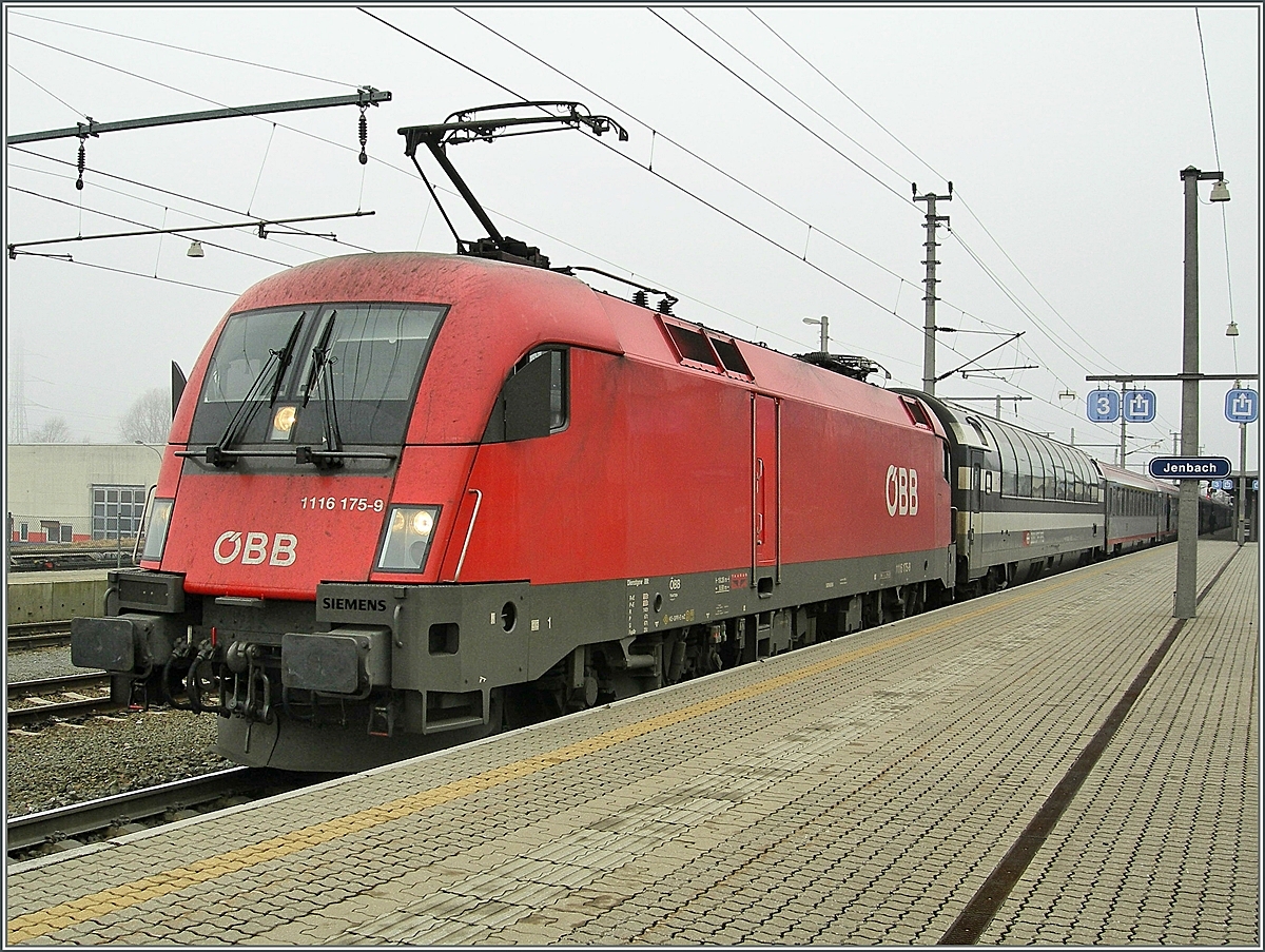 Die �BB 1116 175-9 mit dem  Transalpin  (mit Panoramawagen) in Jenbach.
11. Jan. 2007
