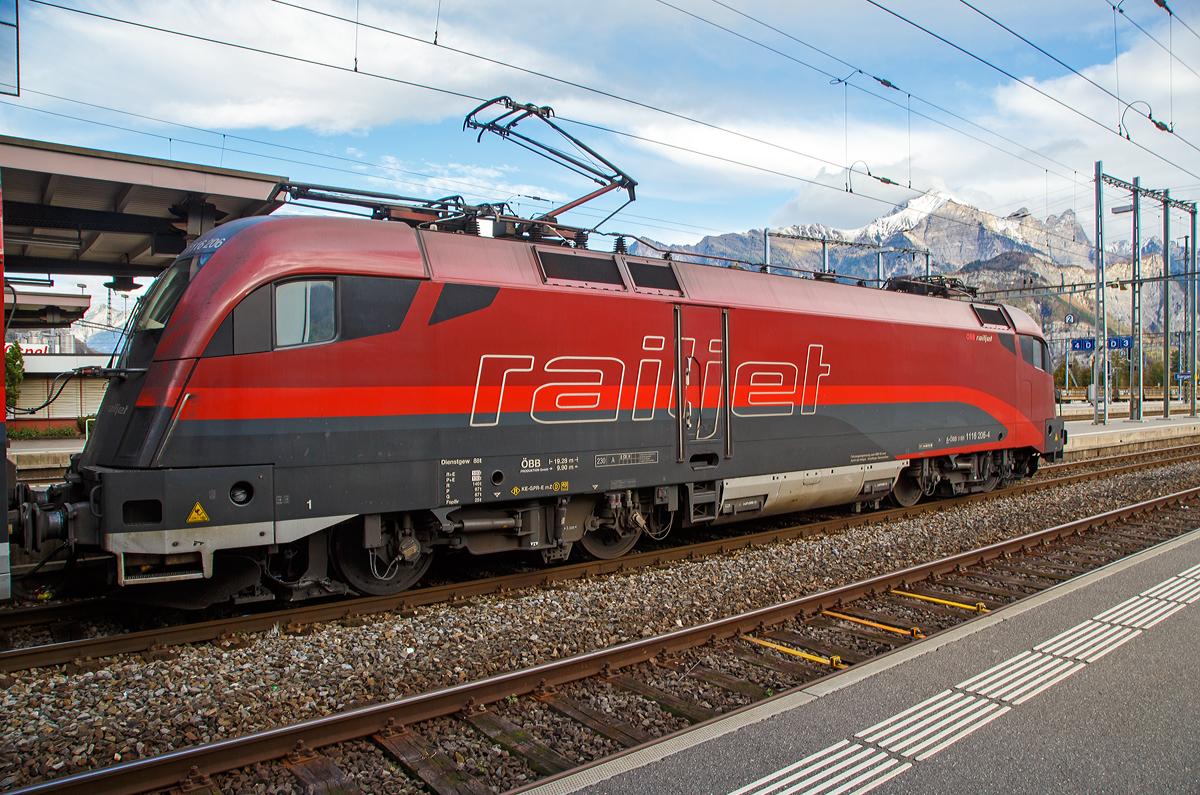 
Die ÖBB-railjet Taurus II - 1116 206-4 (9181 1116 211-4 A-ÖBB) steht am 04.11.2019, mit dem RJX 160 (Railjet Xpress)  Bratislava – Wien Hbf – Zürich HB, im Bahnhof Sargans (CH) zur Abfahrt bereit.

Die Siemens ES64U2 wurde 2004 von Siemens unter der Fabriknummer 20927 für die ÖBB gebaut. Die Taurus II ist zugelassen für Österreich, Deutschland, Schweiz und Ungarn.
