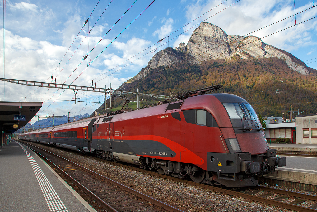 
Die ÖBB-railjet Taurus II - 1116 206-4 (9181 1116 211-4 A-ÖBB) steht am 04.11.2019, mit dem RJX 160 (Railjet Xpress)  Bratislava – Wien Hbf – Zürich HB, im Bahnhof Sargans (CH) zur Abfahrt bereit.