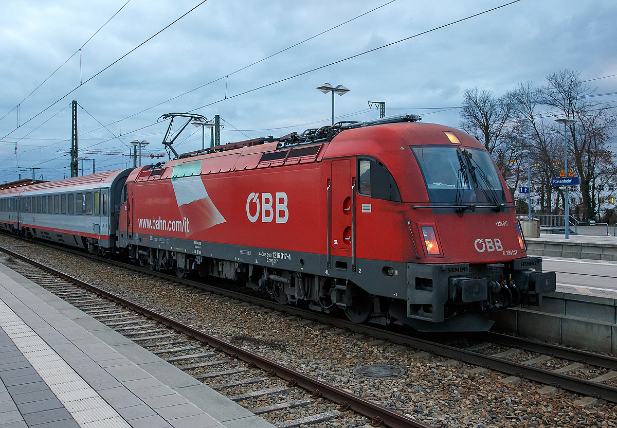 
Die ÖBB Taurus III 1216 017 / E 190 017  (A-ÖBB 91 81 1216 017-4) mit dem DB-ÖBB EuroCity EC 83 München - Verona P.N. (via Kufstein, Innsbruck, Brenner und Bozen) am 27.12.2016 beim Halt im Bahnhof Rosenheim. 

Die Siemens ES 64 U4-A (Variante A für Österreich, Deutschland, Italien und Slowenien) wurde 2007 unter der Fabriknummer 21131 von Siemens gebaut und an die ÖBB (Österreichische Bundesbahnen) geliefert. 

Die Siemens ES64U4 (Taurus III) ist eine schnellfahrende Mehrsystem-Drehstrom-Hochleistungslok. Die Elektrolokomotiven der Baureihe Siemens ES64U4 (Taurus III), die auf der Technik der Siemens-EuroSprinter-Typenfamilie basiert. Die ÖBB besitzen derzeit 50 Lokomotiven, davon hält eine (die ÖBB 1216 025) mit 357 km/h den Geschwindigkeits-Weltrekord für konventionelle Elektrolokomotiven. Die Lok entspricht im elektrischen und elektronischen Teil zwar weitgehend der Siemens ES64F4, sieht von außen jedoch weitgehend wie eine ÖBB 1116 aus und ist 300 mm länger als diese. Um Gewicht zu sparen, wurde der Haupttransformator 2,5 Tonnen leichter ausgeführt  als bei der ÖBB 1116. Deshalb ist die maximale Leistung der Lok etwas kleiner als die der Vorgängerbaureihen (Dauerleistung 6 MW bzw. Stundenleistung 6,4 MW bei 15kV und 25kV Wechselstrom). LED-Beleuchtung ist wie bei BR 189/ES64F4 ausgeführt.

Loks der Reihe 1216 werden seit Mai 2010 vor den DB-ÖBB-EC zwischen Norditalien und München grenzüberschreitend eingesetzt und erreichen Verona, Bologna und Venedig im fahrplanmäßigen Personenverkehr. Uneingeschränkt war die Lok außer für Österreich und Deutschland zunächst nur für Slowenien zugelassen. Die Zulassung für Italien zog sich bis 2010 hin und erforderte den Einbau des Zugsicherungssystems SCMT. Die für Italien ausgelegten Loks können nicht freizügig eingesetzt werden. Es musste für jede Lok um eine Einzelgenehmigung inklusive Zuschreibung zu einem italienischen Eisenbahnverkehrsunternehmen angesucht werden. Die 1216.001–04, 020–025 und 032 wurden unter Rail Cargo Italia (ehemals Linea, am Rahmen als LI angeschrieben) für Einsätze im Güterverkehr zugelassen, während die 1216.005–009 und 011–019 unter LeNord zugelassen waren und im Personenfernverkehr München–Brenner–Italien bzw. Wien–Villach–Venedig eingesetzt wurden. Wenn etwa eine ÖBB 1216 vor einem Schnellzug in Italien ausfiel, durfte keine unter RCI immatrikulierte 1216 aushelfen, da sie nur im Güterverkehr eingesetzt werden durfte. Seit Sommer 2016 können die 1216.0 freizügig im Personen- und Güterverkehr eingesetzt werden, die unterschiedliche Immatrikulation wurde damit hinfällig.

Seit März 2011 tragen einige 1216.0, die für die Brenner-EC München–Innsbruck–Italien vorgesehen sind, auf den Seitenflächen eine große Italien-Flagge mit Aufschriften, die auf den gemeinsamen Web-Auftritt zum Italien-Verkehr von ÖBB und DB hinweisen.

TECHNISCHE DATEN:
Gebaute Anzahl: 50
Spurweite:  1.435 mm (Normalspur)
Achsformel:  Bo’Bo’
Länge über Puffer:  19.580 mm
Höhe:  4.375 mm
Breite: 3.000 mm
Begrenzungslinie: UIC 505-1
Drehzapfenabstand:  9.900 mm
Achsabstand in Drehgestell:  3.000 mm
Raddurchmesser:  1.150 mm (neu) / 1.070 mm (abgenutzt)
Kleinster bef. Halbmesser:  90 m 
Dienstgewicht: 87 t
Höchstgeschwindigkeit: 230 km/h (Italien und Slowenien 160 km/h)
Dauerleistung:  6.000 kW (4 x 1.500 kW Drehstromasynchronmotoren)
Anfahrzugkraft:  304 kN
Stromsysteme: 15kV/16,7Hz; 25kV/50Hz; 3kV DC (1,5kV DC)
Antrieb: Kardan-Hohlwellen-Antrieb
Bremsbauart: KE-GPR-E mZ
E-Bremskraft: 150 / 240 kN
Zugheizung: 900 kVA