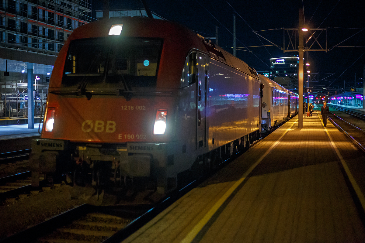 Die �BB Taurus III 1216 002 / E 190 002  (91 81 1216 002-6 A-�BB, 2.Besetzung) steht am 25.03.2022 um 20:53 Uhr im Innsbruck Hauptbahnhof, noch vor dem RegionalExpress  (REX 1829) �ber den Brenner/Brennero nach Trento/Trient, wird gleich angekuppelt. Vom Brenner nach Trient wird er dann als R EG 1829 gef�hrt, wir fuhren bis Gossensa�/Colle Isarco mit.

Die Siemens ES 64 U4-A (Variante A f�r �sterreich, Deutschland, Italien und Slowenien) wurde 2006 unter der Fabriknummer 21090 von Siemens in M�nchen-Allach gebaut und an die �BB (�sterreichische Bundesbahnen) geliefert.

Eigentlich wollten wir von W�rgl bis Innsbruck mit dem �BB Railjet (RJX 866 von Wien nach Bregenz) fahren, dieser wurde aber im DB Navigator mit Versp�tung angezeigt und dass der REX 1829 nicht warten w�rde. So nahmen wir in W�rgl gleich den RegionalExpress REX 2 und waren fr�h genug in Innsbruck Hbf. Sp�ter hatte dann doch dieser RegionalExpress  (REX 1829) �ber den Brenner/Brennero nach Trento gewartet. Zum Brenner/Brennero f�hrt sp�ter jeweils um 22, 23 und 0.05 Uhr noch ein Regionalzug, aber nicht weiter in s�dlicher Richtung.