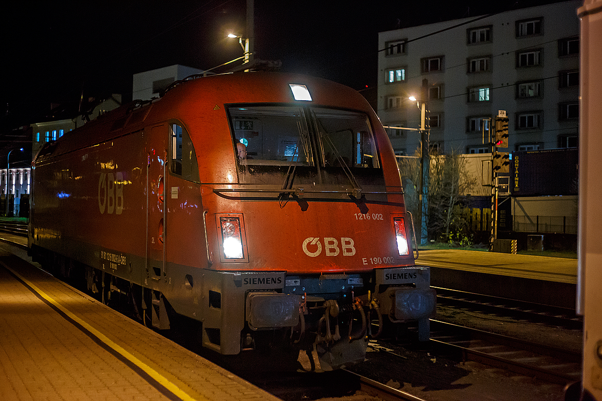 Die �BB Taurus III 1216 002 / E 190 002  (91 81 1216 002-6 A-�BB, 2.Besetzung) steht am 25.03.2022 um 20:53 Uhr im Innsbruck Hauptbahnhof, noch vor dem RegionalExpress  (REX 1829) �ber den Brenner/Brennero nach Trento/Trient, wird gleich angekuppelt. Vom Brenner nach Trient wird er dann als R EG 1829 gef�hrt, wir fuhren bis Gossensa�/Colle Isarco mit.

Die Siemens ES 64 U4-A (Variante A f�r �sterreich, Deutschland, Italien und Slowenien) wurde 2006 unter der Fabriknummer 21090 von Siemens in M�nchen-Allach gebaut und an die �BB (�sterreichische Bundesbahnen) geliefert.

Eigentlich wollten wir von W�rgl bis Innsbruck mit dem �BB Railjet (RJX 866 von Wien nach Bregenz) fahren, dieser wurde aber im DB Navigator mit Versp�tung angezeigt und dass der REX 1829 nicht warten w�rde. So nahmen wir in W�rgl gleich den RegionalExpress REX 2 und waren fr�h genug in Innsbruck Hbf. Sp�ter hatte dann doch dieser RegionalExpress  (REX 1829) �ber den Brenner/Brennero nach Trento gewartet. Zum Brenner/Brennero f�hrt sp�ter jeweils um 22, 23 und 0.05 Uhr noch ein Regionalzug, aber nicht weiter in s�dlicher Richtung.
