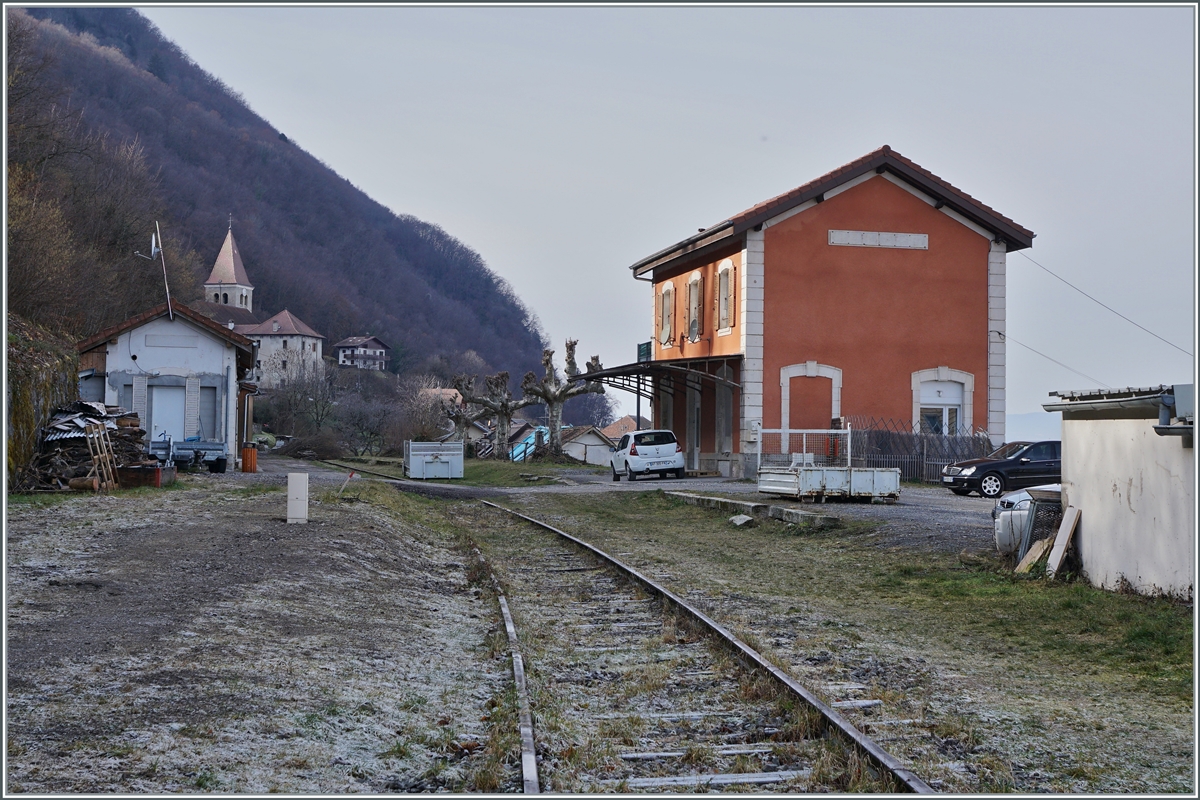 Die oft am Bahnhof gestellte Frage:  Wann fährt der nächste Zug?  erhält hier in Meillerie eine ganz andere Bedeutung. Nun, immerhin gibt es immer wieder Absichtserklärungen, dass hier einmal wieder Züge fahren sollen... 

12. Februar 2022