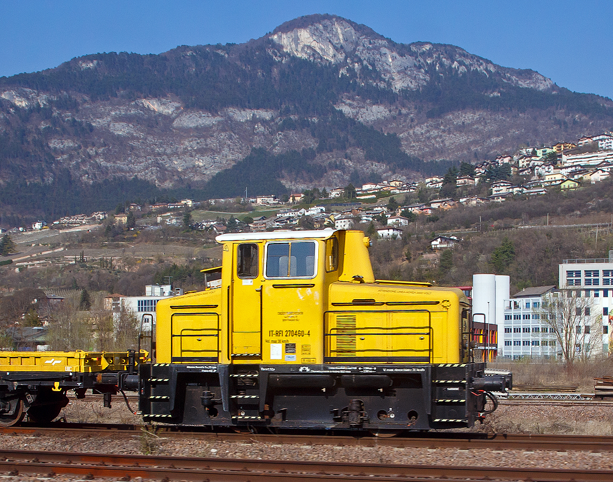 Die O&K MB 10 N (IT-RFI 270460-4) der CTR - Consorzio Triveneto Rocciator am 26.03.2022 in Trient (Trento), ex FD FMT VE 2177 H, ex Migros (CH) Tm 2/2 - Tm 237 927-9, ex Lok II der VEGLA - Vereinigte Glaswerke GmbH, Herzogenrath (D). Aufnahme aus einem Zug heraus durch die Scheibe.

Die Lok wurde 1970 von O&K (Orenstein und Koppel) in Dortmund unter der Fabriknummer 26679 gebaut und an die VEGLA - Vereinigte Glaswerke GmbH in Herzogenrath (D) geliefert, �ber die LSB Lok Service Burkhardt AG ging sie 1997 in die Schweiz und 2010 �ber die Stauffer Schienen- und Spezialfahrzeuge nach Italien an die Railoc S.r.l. (Trasaghis).

Die O&K MB 10 N ist in den Hauptabmessungen mit der MB 11 N identisch. Allerdings ist sie leichter und etwas schw�cher motorisiert.

Die O&K Typenbezeichnung MB 10 N steht f�r:
M = Motorlokomotive
B = Achsfolge B
10 = 1/20 der Leistung in kW (so ca. 200 kW bzw. 271 PS)
N = Normalspur

Von dieser Type wurden zwischen 1964 - 1971 insgesamt 18 St�ck gebaut.

TECHNISCH DATEN:
Fahrzeughersteller:  O&K AG, Werk Dortmund 
Gebaute Anzahl: 18
Spurweite: 1.435 mm (Normalspur)
Achsformel:  B
L�nge �ber Puffer:  7.640 mm  
Achsabstand: 2.500 mm
Treibraddurchmesser: 900 mm
H�he �ber SO:  4.050 mm  
Breite:   3.100 mm  
Dienstgewicht:  32 t  
Motorleistung:  ca. 250 PS (es wurden versch. Motoren verbaut)
kleinster befahrbarer Gleisbogen	40 m
H�chstgeschwindigkeit:  30 km/h
