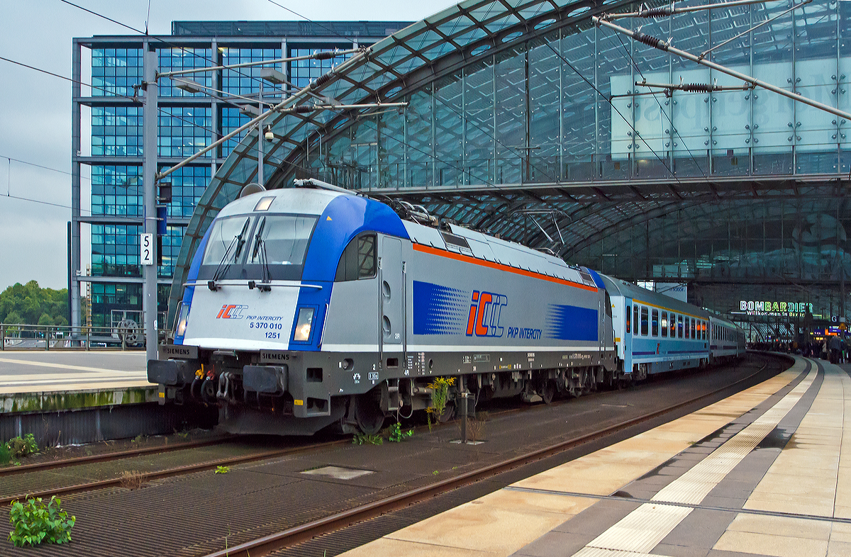 
Die PKP Intercity 5 370 010 eine EU 44  Husarz  (91 51 5370 010-8 PL-PKPIC 1251) f�hrt am 26.09.2014 mit dem EC 47  Berlin-Warschau (Warszawa)-Express  von Gleis 12 aus dem Hauptbahnhof Berlin im Richtung Warschau los. 

Die Siemens ES64U4 (Taurus III) wurde 2009 von Siemens in M�nchen-Allach unter der Fabriknummer 21669 gebaut. Der PKP-Baureihe EU 44 wurde der Name Husarz (Husar) gegeben.  Mittlerweile tragen alle zehn Husarz-Maschinen die Bezeichnung PKP Intercity 5 370 001 bis 010. Sie kommen mit Eurocity-Z�gen auch nach Berlin.

Die ES64U4 ist eine schnellfahrende Mehrsystemlokomotive f�r das europ�ische AC- und DC-Schienenverkehrsnetz. Sie erweitert die Siemens EuroSprinter-Familie („ES“) im hohen Dauerleistungsbereich von bis zu 6.400 kW („64“) mit den vorhandenen schnellfahrenden Mehrsystem-Universallokomotiven („U“) f�r AC-Netze sowie den vorhandenen G�terzug-Mehrsystemlokomotiven f�r AC- und DC-Netze. 
Diese ES64U4 der PKP Baureihe EU 44 ist f�r den Betrieb in folgenden Stromsystemen geeignet:
AC 15 kV 16,7 Hz
AC 25 kV 50 Hz
DC 1,5 kV
DC 3 kV
Die EuroSprinter-Familie markiert den modernsten Stand der Drehstrom-Antriebstechnik f�r Universallokomotiven der h�chsten Leistungsklasse. 

Am 2. September 2006 stellte die Lokomotive 1216 050, welche sich zu diesem Zeitpunkt noch im Besitz von Siemens befand (und bei der �BB sp�ter als 1216 025 gef�hrt wurde), auf der Neubaustrecke N�rnberg–Ingolstadt einen Weltrekord f�r konventionelle Lokomotiven auf. Sie erreichte im ersten Versuch 344 km/h und im zweiten Versuch 357 km/h und �berbot damit beide Male den Rekord  der SNCF BB 9004 aus dem Jahre 1955 (331 km/h).

Technische Daten:
Spurweite: 1.435 mm
Achsfolge: Bo’Bo’
L�nge �ber Puffer:19.580 mm
Breite: 3.019 mm
Drehzapfenabstand: 9.900 mm
Radsatzabstand im Drehgestell: 3.000 mm
Eigengewicht: 87 t
Dauerleistung:
6.400 kW (8704 PS) bei AC 25 kV und AC 15 kV
6.000 kW bei DC 3 kV
3.000–4.200 kW bei DC 1,5 kV
H�chstgeschwindigkeit: 230 km/h (in Polen zugel. 160 km/h)
Anzahl der Fahrmotoren:  4
Antrieb: Kardan-Hohlwellen-Antrieb
Anfahrzugkraft: 300 kN
Dauerzugkraft: 250 kN
Raddurchmesser: 1.150 mm / 1.070 mm (neu/abgenutzt)