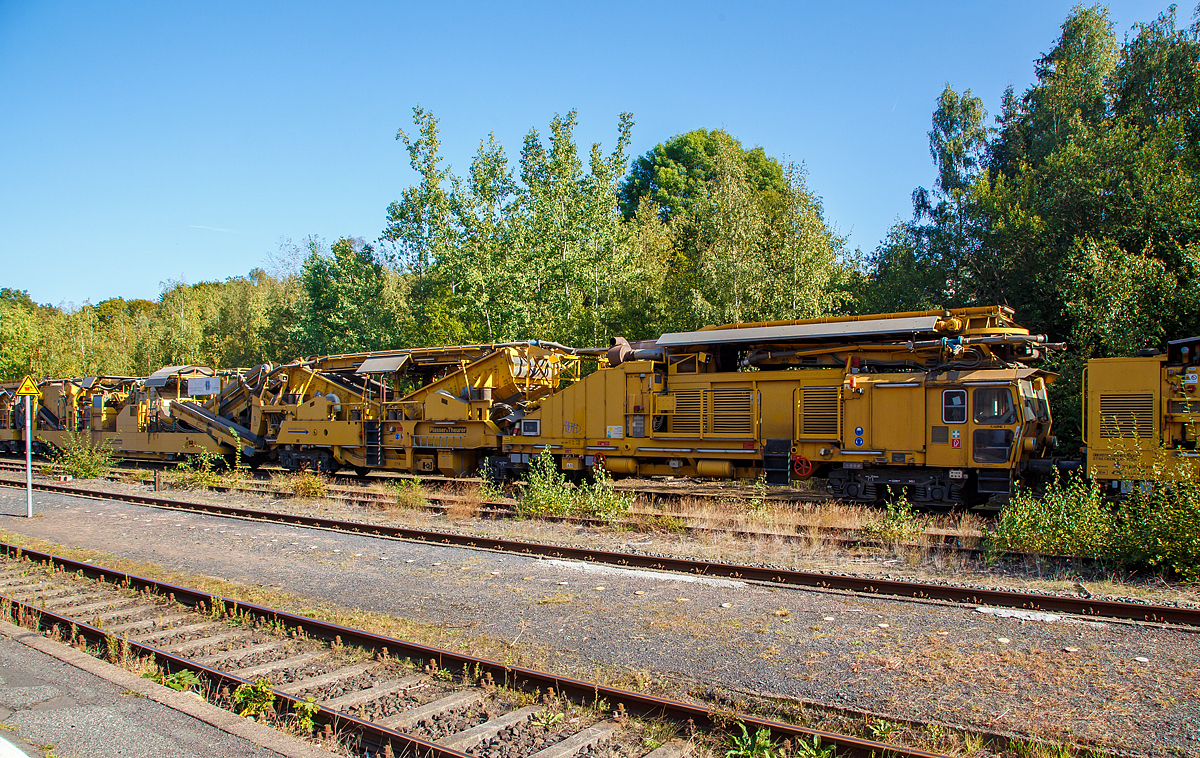 
Die Plasser & Theurer Bettungsreinigungsmaschine RM 95-800 W der MGW Gleis- und Weichenbau-Gesellschaft mbH & Co. KG (Berlin) im Bahnhof Herdorf bei der Zugdurchfahrt. Hier der Bereich der  Reinigungsmaschine Motor und Siebwagen.

Bei der RM 95-800 W von Plasser & Theurer handelt es sich um eine Hochleistungsbettungsreinigungsmaschine mit integriertem Schotterwaschmodul und einer Abwasserkläranlage.

Im Rahmen der kompletten Schotteraufbereitung wird das sogenannte Feinkorn separiert und nur noch dieses muss abtransportiert werden. Der zur Wiederverwendung vorgesehene Schotter wird gewaschen, wieder angeschärft und anschließend in das Gleisbett eingebracht. Durch diese Maßnahmen werden eine bessere Qualität des Schotterbetts und eine längere Liegedauer gewährleistet. Optional kann jedoch auch Neuschotter zugemischt werden. Durch diese besondere Konzeption der Maschine tritt nicht nur eine erhebliche Kosteneinsparung ein, sondern auch die mit dem geringeren Transportaufwand verbundenen Emissionen werden erheblich reduziert. 

TECHNISCHE DATEN der RM 95-800 W: 
Gesamtgewicht: 427.000 kg 
Länge über Puffer: 114.980 mm (ohne Klärwagen) 
Drehzapfenabstände: 15.000/ 25.500/ 14.500/ 16.000/10.000/10.500 mm 
Höchstgeschwindigkeit : 19 km/h (Eigenfahrt) / 100 km/h (geschleppt):
Reinigungsleistung: bis 300 m³/h bei Reinigung/Vollaushub und Waschbetrieb