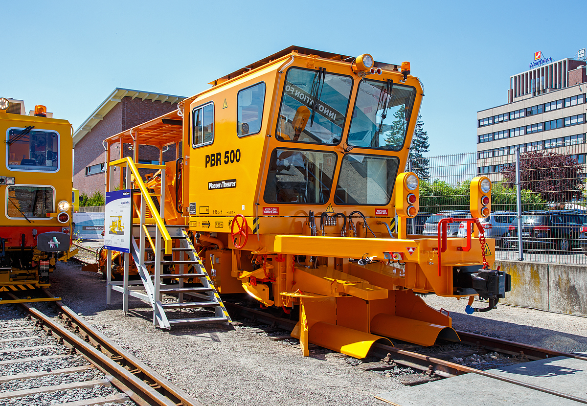 Die Plasser & Theurer PBR 500 ein Schmalspur Schotterpflug (Schotterverteil- und Planiermaschine), für die KTM Berhad (Malaysia), auf der Internationale Ausstellung Fahrwegtechnik iaf 2017 in Münster präsentiert, hier am 01.06.2017.

Die meterspurige Schotterverteil- und Planiermaschine wurde 2017 von Plasser & Theurer Ibérica, S.A.U. Yuncler (bei Toledo) in Spanien unter der Maschinen Nr. 6661 für KTM Berhad in Malaysia gebaut. Vor der Lieferung wurde sie auf der iaf 2017 in Münster präsentiert.

Die KTMB (Keretapi Tanah Melayu Berhad), wörtlich übersetzt „Bahngesellschaft der Malaiischen Staaten“, sie ist die größte Eisenbahngesellschaft Malaysias. Ihr Netz umfasst die meterspurigen Strecken der malaiischen Halbinsel. Das Bahnsystem wurde 1885 von der Kolonialmacht Großbritannien aufgebaut und von Malaysia nach dessen Unabhängigkeit übernommen. Das Schienennetz ist heute größtenteils überaltert und die Streckengeschwindigkeiten sind entsprechend gering. 

Beim PBR 500 von Plasser & Theurer handelt es sich um einen Schotterpflug, der für den Einsatz in Malaysia erstmals für die Spurweite 1.000 mm ausgeführt wurde. Die Maschine ist mit einem längsverschiebbaren Stirnpflug für die Bearbeitung der Bettungskrone, einem dreiteiligen, hydraulisch verstellbaren Flankenpflug, einer Kehranlage mit Förderband und rotierenden Kleineisenbürsten ausgestattet. Ein weiteres besonderes Ausstattungsmerkmal für Maschinen dieser Größenordnung ist der gerade durchgehende Maschinenrahmen mit gefederten Mittelpufferkupplungen an beiden Enden. Durch diese ist es möglich, die PBR 500 in einen Zugverband einzugliedern und so Überstellfahrten mit einer maximalen Geschwindigkeit von 80 km/h durchzuführen.

TECHNISCHE DATEN der  PBR 500:
Hersteller:  Plasser & Theurer Ibérica, S.A.U.
Baujahr:  2017
Spurweite: 1.000 mm (Meterspur)
Achsfolge: B
Eigengewicht: 27.000 kg
Länge über Puffer: 13.450 mm
Achsabstand: 6.000 mm
Leistung: 200  kW
Höchstgeschwindigkeit:  80 km/h (Eigenfahrt/geschleppt)
Kleinster befahrbarer Gleisbogen: R = 80m
Die Plasser & Theurer PBR 500 ein Schmalspur Schotterpflug (Schotterverteil- und Planiermaschine), für die KTM Berhad (Malaysia), auf der Internationale Ausstellung Fahrwegtechnik iaf 2017 in Münster präsentiert, hier am 01.06.2017.

Die meterspurige Schotterverteil- und Planiermaschine wurde 2017 von Plasser & Theurer Ibérica, S.A.U. Yuncler (bei Toledo) in Spanien unter der Maschinen Nr. 6661 für KTM Berhad in Malaysia gebaut. Vor der Lieferung wurde sie auf der iaf 2017 in Münster präsentiert.

Die KTMB (Keretapi Tanah Melayu Berhad), wörtlich übersetzt „Bahngesellschaft der Malaiischen Staaten“, sie ist die größte Eisenbahngesellschaft Malaysias. Ihr Netz umfasst die meterspurigen Strecken der malaiischen Halbinsel. Das Bahnsystem wurde 1885 von der Kolonialmacht Großbritannien aufgebaut und von Malaysia nach dessen Unabhängigkeit übernommen. Das Schienennetz ist heute größtenteils überaltert und die Streckengeschwindigkeiten sind entsprechend gering. 

Beim PBR 500 von Plasser & Theurer handelt es sich um einen Schotterpflug, der für den Einsatz in Malaysia erstmals für die Spurweite 1.000 mm ausgeführt wurde. Die Maschine ist mit einem längsverschiebbaren Stirnpflug für die Bearbeitung der Bettungskrone, einem dreiteiligen, hydraulisch verstellbaren Flankenpflug, einer Kehranlage mit Förderband und rotierenden Kleineisenbürsten ausgestattet. Ein weiteres besonderes Ausstattungsmerkmal für Maschinen dieser Größenordnung ist der gerade durchgehende Maschinenrahmen mit gefederten Mittelpufferkupplungen an beiden Enden. Durch diese ist es möglich, die PBR 500 in einen Zugverband einzugliedern und so Überstellfahrten mit einer maximalen Geschwindigkeit von 80 km/h durchzuführen.

TECHNISCHE DATEN der  PBR 500:
Hersteller:  Plasser & Theurer Ibérica, S.A.U.
Baujahr:  2017
Spurweite: 1.000 mm (Meterspur)
Achsfolge: B
Eigengewicht: 27.000 kg
Länge über Puffer: 13.450 mm
Achsabstand: 6.000 mm
Leistung: 200  kW
Höchstgeschwindigkeit:  80 km/h (Eigenfahrt/geschleppt)
Kleinster befahrbarer Gleisbogen: R = 80m