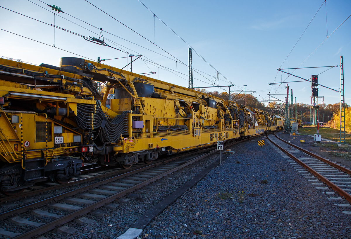 Die Plasser & Theurer Planumssanierungs- und Reinigungsmaschine RPM-RS-900 „Katharina die Große“ der SPITZKE SE (Großbeeren), Schweres Nebenfahrzeug Nr. D-SPAG 99 80 9415 004 – 1 (ex 97 19 35 501 18-1), am 09.11.2021 bei einer Zugdurchfahrt in Betzdorf (Sieg) in Richtung Siegen.

Hier als Detailbild vorne der Siebwagen (P&T Fabriknummer 4796), dann der Schotteraufbereitungswagen mit Vorabscheidung (P&T Fabriknummer 4797), dahinter kann man die Aushubmaschine erahnen.
