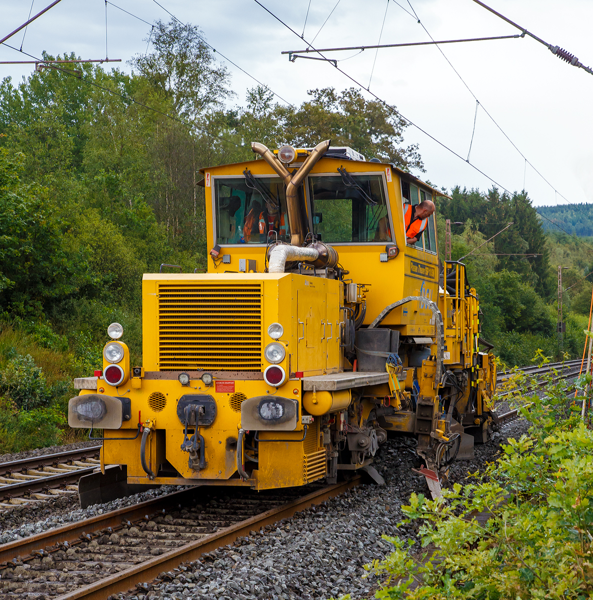 
Die Plasser & Theurer Schnell-Schotterplaniermaschine SSP 110 SW,  Schweres Nebenfahrzeug Nr. D-DGU 99 80 9425 069-8 (ex 97 16 46 519 18-3), am 18.08.2019 auf der Dillstrecke (KBS 445) bei Wilnsdorf-Rudersdorf im Einsatz.

Die Maschine wurde 2008 von Plasser & Theurer unter der Fabriknummer 847 gebaut und an die DGU geliefert.
