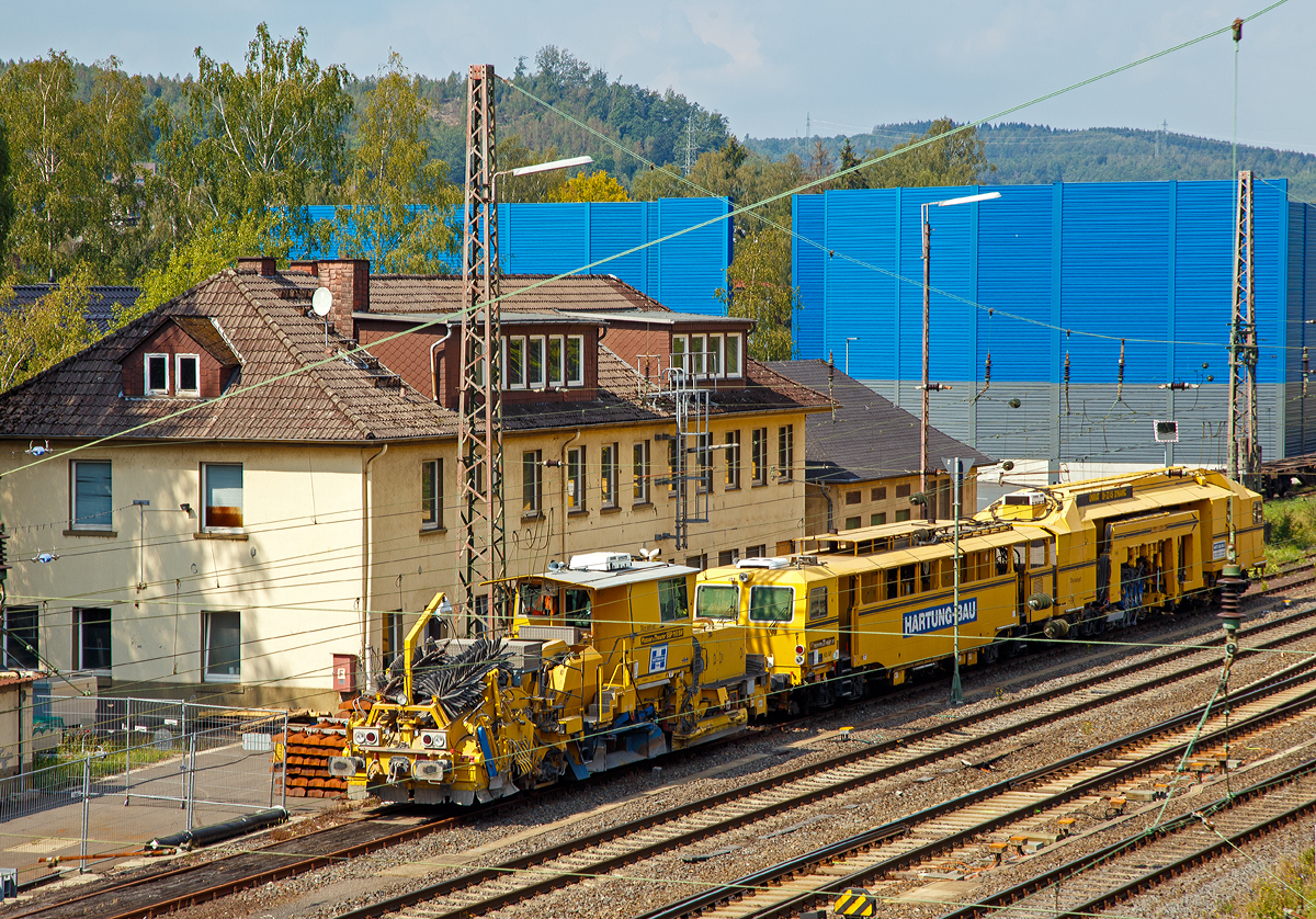 Die Plasser & Theurer Schnell-Schotterplaniermaschine SSP 110 SW, Schweres Nebenfahrzeug Nr. 97 16 46 507 18-8 und die Plasser & Theurer Universalstopfmaschine UNIMAT 09-32/4S DYNAMIC   Alles wird gut! , Schweres Nebenfahrzeug Nr. 97 43 55 505 17-9, beide der Hartung-Bau GmbH (Fulda-Kr�mmerzell) , sind am 25.08.2019 in Kreuztal abgestellt.

Beide Maschinen wurden 2004 von Plasser & Theurer in Linz (�sterreich)  gebaut, die SSP 110 SW unter der Fabriknummer 760 und die UNIMAT 09-32/4S DYNAMIC unter der Fabriknummer 3138. Das Fabriknummer-Schema von P&T ist Maschinenart bezogen. 
