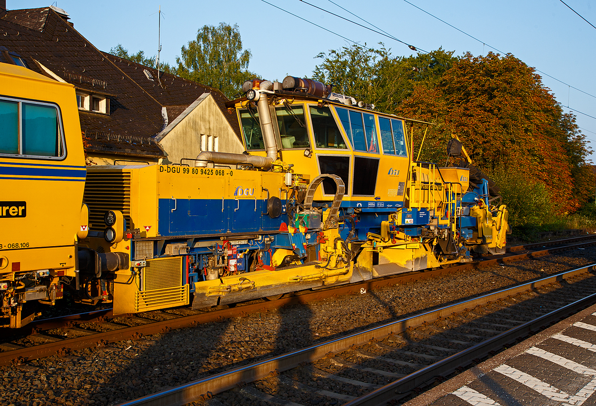 Die Plasser & Theurer Schotterverteil- und Planiermaschine SSP 110 SW, Schweres Nebenfahrzeug Nr. D-DGU 99 80 9425 068-0, ex 97 16 46 516 18-9 D-DGU (ex Hering Gleisbau, ex Volker-Rail), ist am 05.09.2021, mit der Universalstopfmaschine UNIMAT 09-475/4S (D-DGU 99 80 9424 001-2), im Bahnhof Haiger abgestellt.

Der Schotterpflug wurde 2007 von der Plasser & Theurer unter der Maschinen-Nr. 840 gebaut.

Technische Daten der Schotterplaniermaschine SSP 110 SW:
Spurweite: 1.435 mm
Achsanzahl: 2
Länge über Puffer: 17.230 mm
Achsabstand: 8.100 mm
Eigengewicht: 44 t
Anhängelast: 40 t
Höchstgeschwindigkeit: 100 km/h
Zugelassen zur Mitfahrt:  3 Personen
Kleinster befahrbarer Kurvenradius:  R 120 m      
Zugelassen für Streckenklasse: D4 und höher
