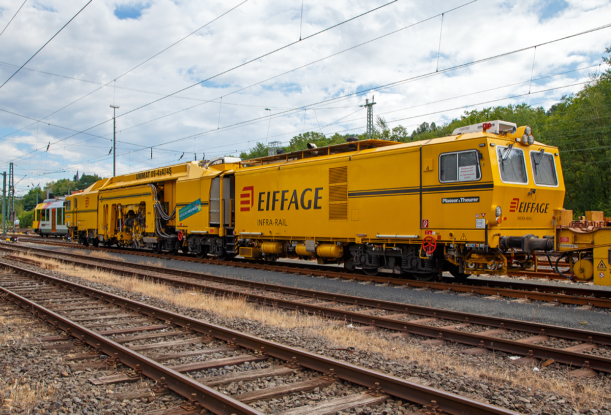 
Die Plasser & Theurer Universalstopfmaschine UNIMAT 09-4x4/4S (Kombinierte Gleis- und Weichenstopfmaschine), Schweres Nebenfahrzeug Nr. D-ERD 99 90 9121 010-9 der Eiffage Rail (NL der Eiffage Infra-Bau SE) ist am 15.06.2019 in Betzdorf (Sieg) abgestellt.

Die UNIMAT wurde 2017 von Plasser & Theurer unter der Maschinen-Nr, 6502 gebaut.

Die Unimat 09-4�4/4S ist eine zweiteilige Maschine, die durch Gelenkkupplung verbunden ist. Ausgestattet mit separatem Aggregatrahmen, einzeln oder paarweise seitenverschiebbaren Einschwellen-Split�Head-Stopfaggregaten inkl. Ausschwenkbegrenzung mit optimaler Stopffrequenz von 35 Hz und gerichteter, geradliniger Schwingung. Au�erdem sind alle Pickel schwenkbar ausgef�hrt.

TECHNISCHE DATEN der UNIMAT 09-4x4/4S:
Spurweite: 1.435 mm (Normalspur)
Anzahl der Achsen: 8 
L�nge �ber Puffer:  33.440 mm
Kleister befahrbarer Gleisbogen: R = 150 m 
Zugelassen f�r Streckenklasse: C2 und h�her
H�chstgeschwindigkeit: 100 km
