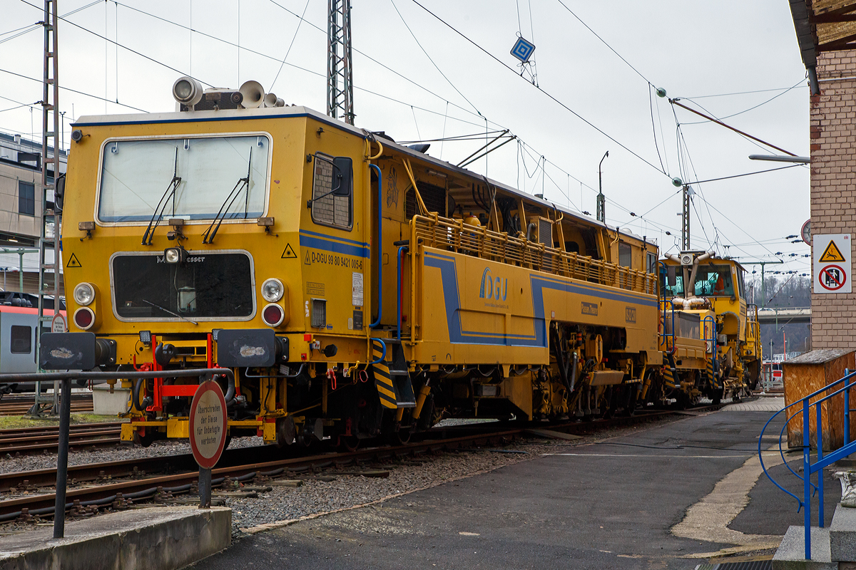 Die Plasser & Theurer Zweischwellenstopfmaschine 09 - 32 CSM (Schweres Nebenfahrzeug Nr. D-DGU 99 80 9421 005-6, ex 97 40 68 544 17-6) und die P&T Schotterplaniermaschine SSP 110 SW (Schweres Nebenfahrzeug Nr. D-DGU 99 80 9425 064-9, ex 97 16 40 575 18-1), beide von der DGU - Deutsche Gleisbau Union (Koblenz), sind am 12.01.2020 beim Siegener Lokschuppen angestellt.

Die Stopfmaschine wurde 1996 von Plasser & Theurer in Linz (A) unter der Fabriknummer 2779 gebaut. Der Schotterpflug wurde 2002 on Plasser & Theurer in Linz (A) unter der Fabriknummer 717 gebaut und an die Reisse Bau geliefert, sp�ter ging sie an Strukton Rai und nun ist sie bei der DGU.