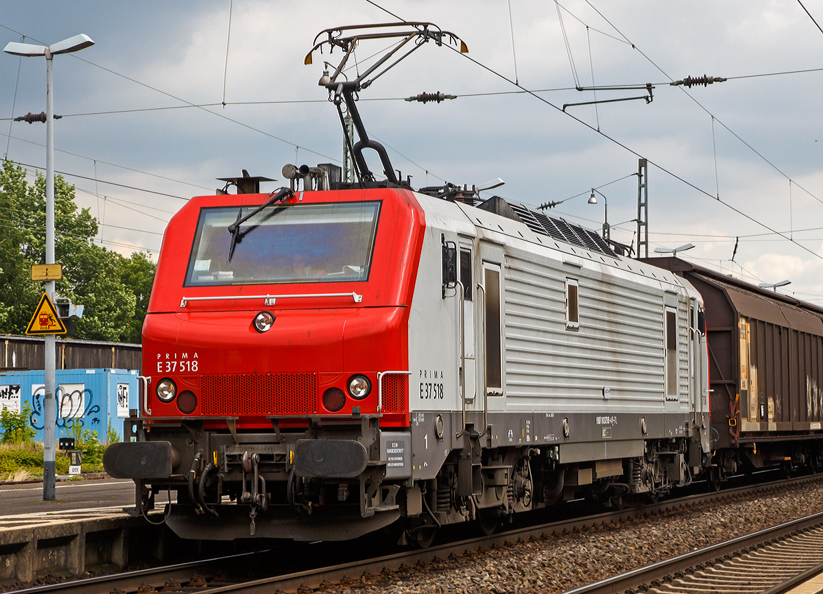 
Die PRIMA E 37518 (9187 0037 518-4 F-CBR) der Macquarie European Rail (ex CB Rail) zieht einen gemischten Güterzug am 27.06.2015 durch den Bahnhof Bonn-Beuel in Richtung Norden. 

Die Prima EL3U wurde 2008 von Alstom unter der Fabriknummer CON 018 gebaut. Sie hat die Zulassungen für Frankreich und Deutschland.
