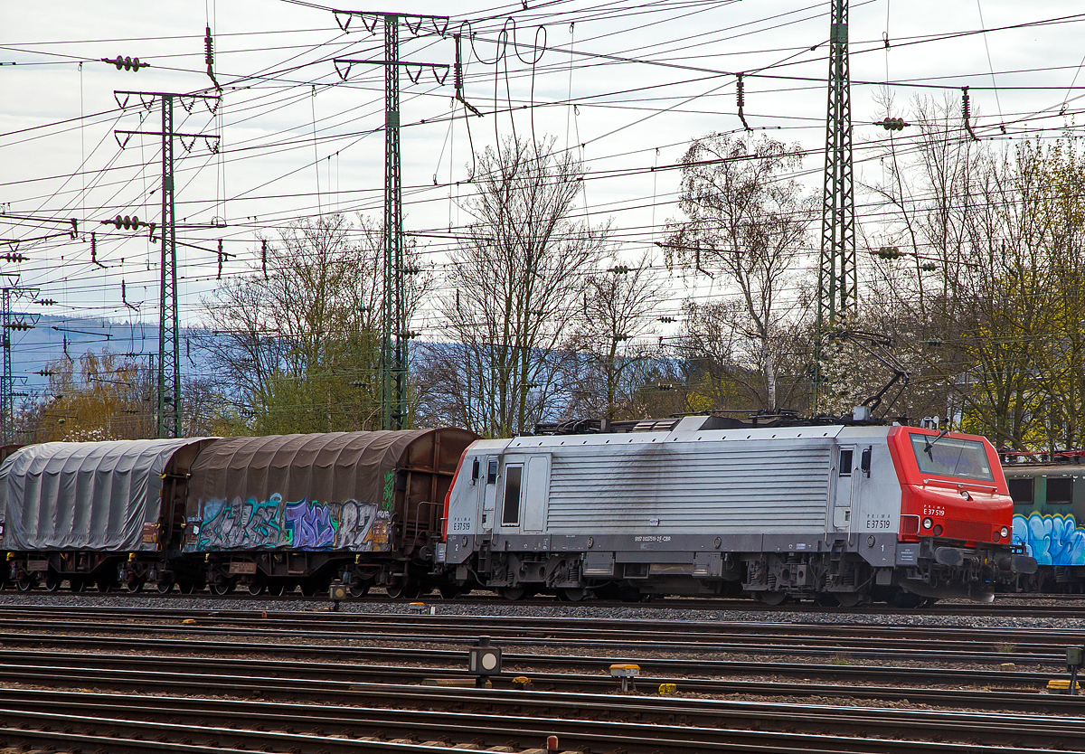 
Die PRIMA E 37519 (9187 0037 519-2 F-CBR) der Macquarie European Rail (ex CB Rail) fährt am 09.04.2016 mit einem Coilzug durch Koblenz-Lützel in Richtung Norden.

Die Prima EL3U/4 wurde 2006 von Alstom unter der Fabriknummer CON 019 gebaut. Sie hat die Zulassungen für Frankreich und Deutschland.

Die Alstom Prima EL3U/4 ist eine für den Einsatz im Güterzugdienst vorgesehene Elektrolokomotive aus der französischen Produktfamilie von Mehrsystemfahrzeugen Alstom Prima. Sie wurde so konzipiert, dass für die Bahngesellschaften möglichst geringe Anschaffungs- und Unterhaltungskosten anfallen. Die Loks sind mehrsystemfähig und können unter drei verschiedenen Stromsystemen (1,5 kV= / 25 kV, 50 Hz~ / 15 kV, 16,7 Hz~) eingesetzt werden. Bei der SNCF sind sie als Baureihe BB 37000 und für die Privatbahnen als Baureihe BB 37500 eingereiht.

Von der Alstom Prima EL3U wurden insgesamt 91 Lokomotiven gebaut, davon 60 für die SNCF (BB 37000) und 31 Maschinen der baugleichen Serie E 37500 für die privaten Veolia und CB Rail. Diese Maschinen kommen regelmäßig aufgrund ihrer Mehrsystemtauglichkeit mit Güterzügen von und nach Deutschland zum Einsatz. 
Der Triebfahrzeugführerplatz in den beiden Endführerständen der Lokomotiven ist jeweils mittig angeordnet.

TECHNISCHE DATEN der Prima EL3U/4:
Hersteller: Alstom S.A.
Baujahre:2004 bis 2006
Spurweite: 1.435 mm
Bauart: Bo'Bo'
Länge über Puffer: 19.520 mm
Drehzapfenabstand: 10.060 mm
Achsabstand im Drehgestell: 2.600 mm
Triebraddurchmesser: 1.150 mm (neu)
Breite: 2.857 mm
Höhe: 4.310 mm
Dienstgewicht: 89 t
Höchstgeschwindigkeit: 140 km/h (Frankreich), 120 km/h (Deutschland)
Dauerleistung: 4.200 kW
Anfahrzugkraft: 320 kN
Dauerzugkraft: 200 kN (80 km/h)
Bremse: Nutzbremse Widerstandsbremse (2.600 kW)
Stromsysteme: 1,5 kV DC,  25 kV, 50 Hz AC und 15 kV, 16,7 Hz AC
Anzahl der Fahrmotoren: 4 Asynchronmotoren mit Zwangsbelüftung vom Typ Alstom 6 FRA 4567
