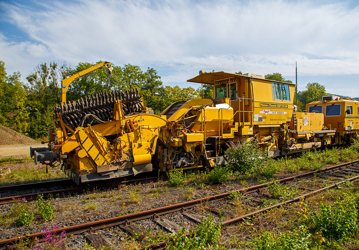 
Die P&T Schnell-Schotterverteil- und Planiermaschine SSP 110 SW, Schweres Nebenfahrzeug Nr. 99 80 9425 007-8 D-HFW, der H.F. WIEBE ist am 15.09.2020 in Betzdorf (Sieg) abgestellt.

Der Schotterpflug wurde 2008 von Plasser & Theurer unter der Maschinen Nr. 850 gebaut.
