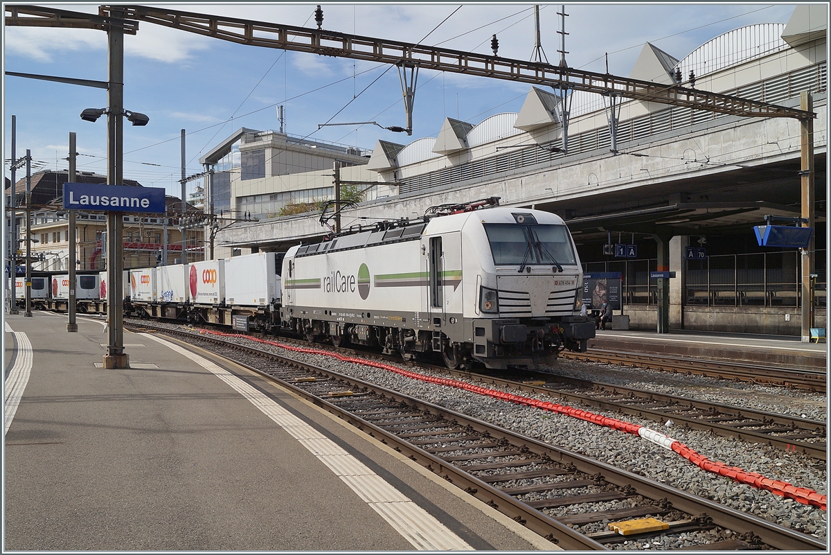 Die RailCare Rem 476 454 (91 85 4476 454-4 CH-RLC) wartet in Lausanne auf Gleis 2 auf die Weiterfahrt in Richtung Bern. 

8. Mai 2021
