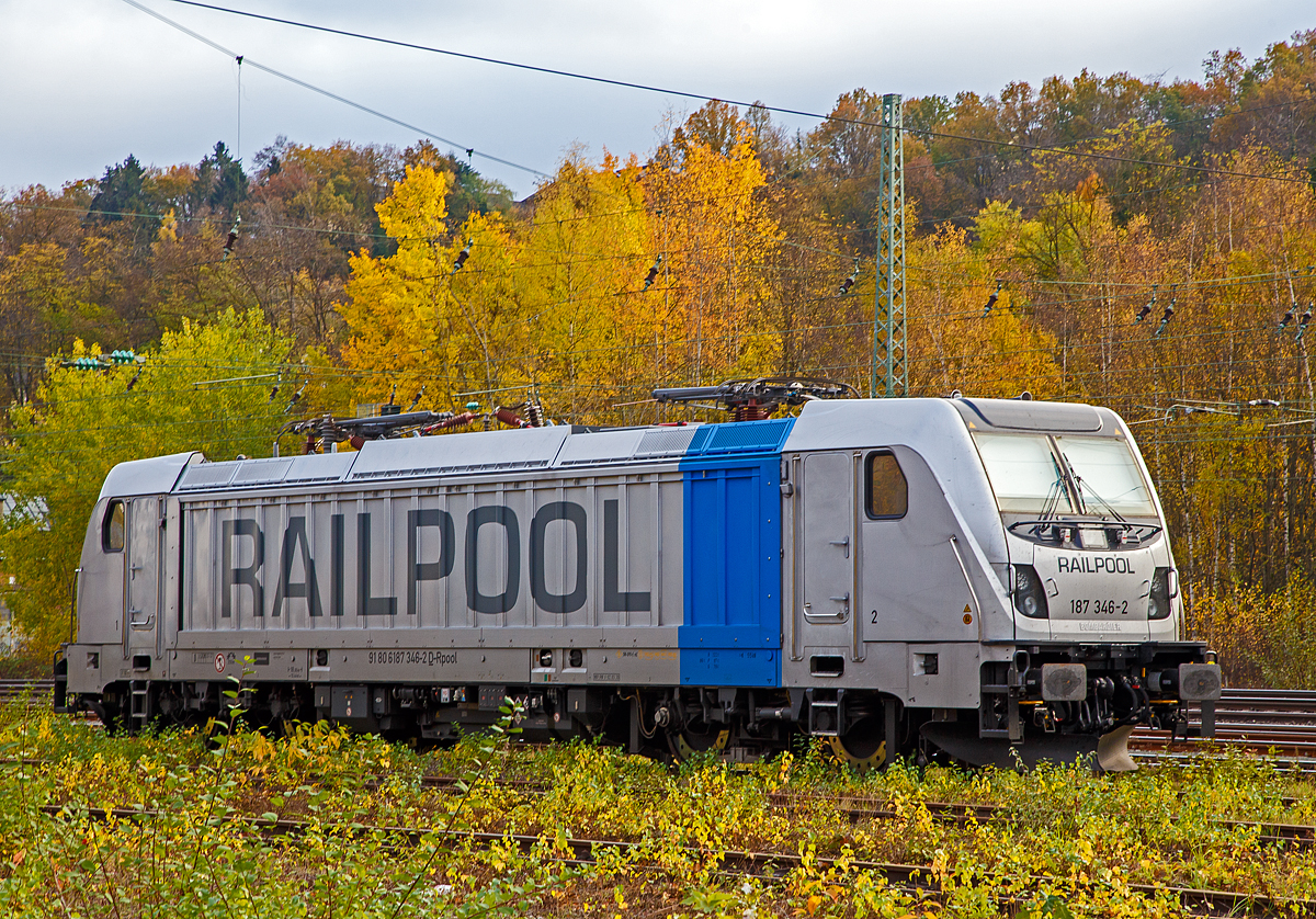 
Die RAILPOOL 187 346-2 (91 80 6187 346-2 D-Rpool), eine Bombardier TRAXX F140 AC3 LM, ist am 11.11.2020, nach dem Betanken, in Betzdorf (Sieg) abgestellt.

Die TRAXX F140 AC3 LM wurde 2020von Bombardier gebaut. Nach meiner Sichtung hat die Lok die Zulassung für Deutschland und Österreich. Für Ungarn und Rumänien sind die Zulassungen noch nicht erteilt (H und RO sind durchgestrichen).
