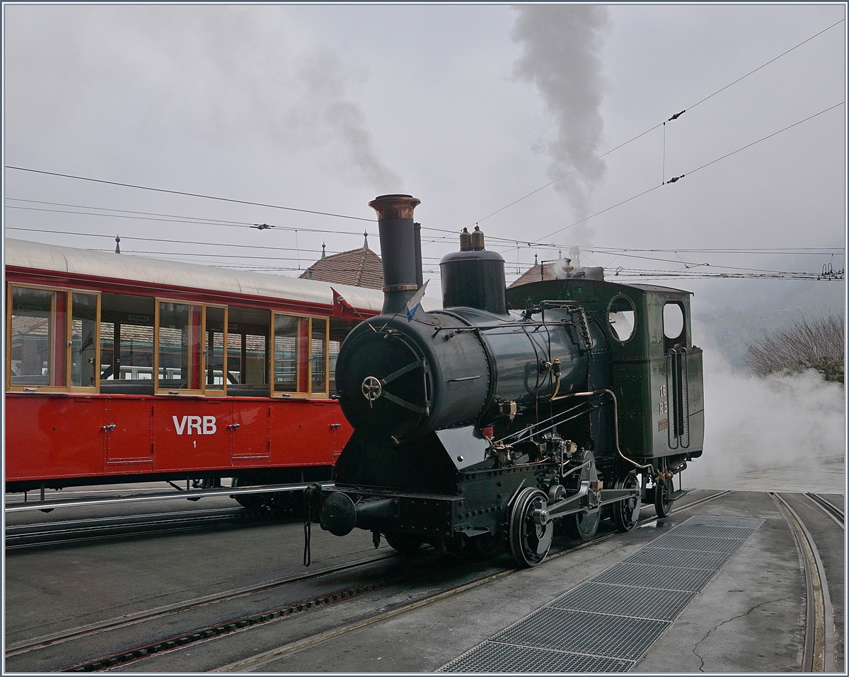 Die RB (Rigi Bahnen) H 2/3 16 1923 von SLM gebaut dampt in Vitznau.
24. Feb. 2018