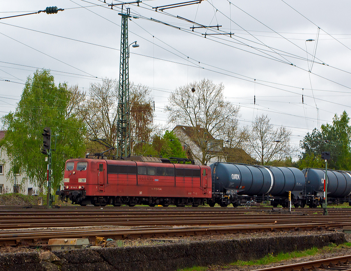 
Die RBH 267 (91 80 6 151 144-3 D-RBH), ex DB 151 144-3,fährt am 28.04.2013 mit einem Kesselwagenzug durch Darmstadt-Kranichstein in Richtung Norden.

Die Lok wurde 1976 von Krauss-Maffei in München unter der Fabriknummer 19812 gebaut, der elektrische Teil ist von Siemens, im Feb. 1977 wurde sie von der DB abgenommen. Im Dezember 2012 wurde sie an die RBH Logistics GmbH in Gladbeck verkauft.

Hinweis: Die Aufnahme konnte ich aus dem Eisenbahnmuseum Darmstadt-Kranichstein heraus machen.