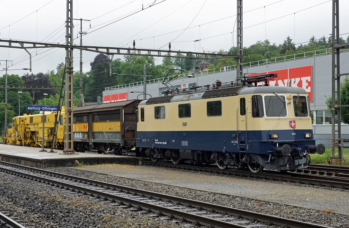 Die Re 4/4 II 11387 aus dem Jahre 1984 von IRSI mit Rheingold-Anstrich. Die frisch revidierte Re 421 387-2 mit zwei SERSA-Wagen auf der Fahrt von Basel nach Bulle. Meine erste Aufnahme dieser fotogenen Lokomotive ist am 14. Juni 2020 bei strömenden Regen anlässlich der Bahnhofsdurchfahrt Aarburg-Oftrigen entstanden. Dieser  Farbtupfer  verfügt auch über die Zulassung für Fahrten in Deutschland und Österreich.
Foto: Walter Ruetsch