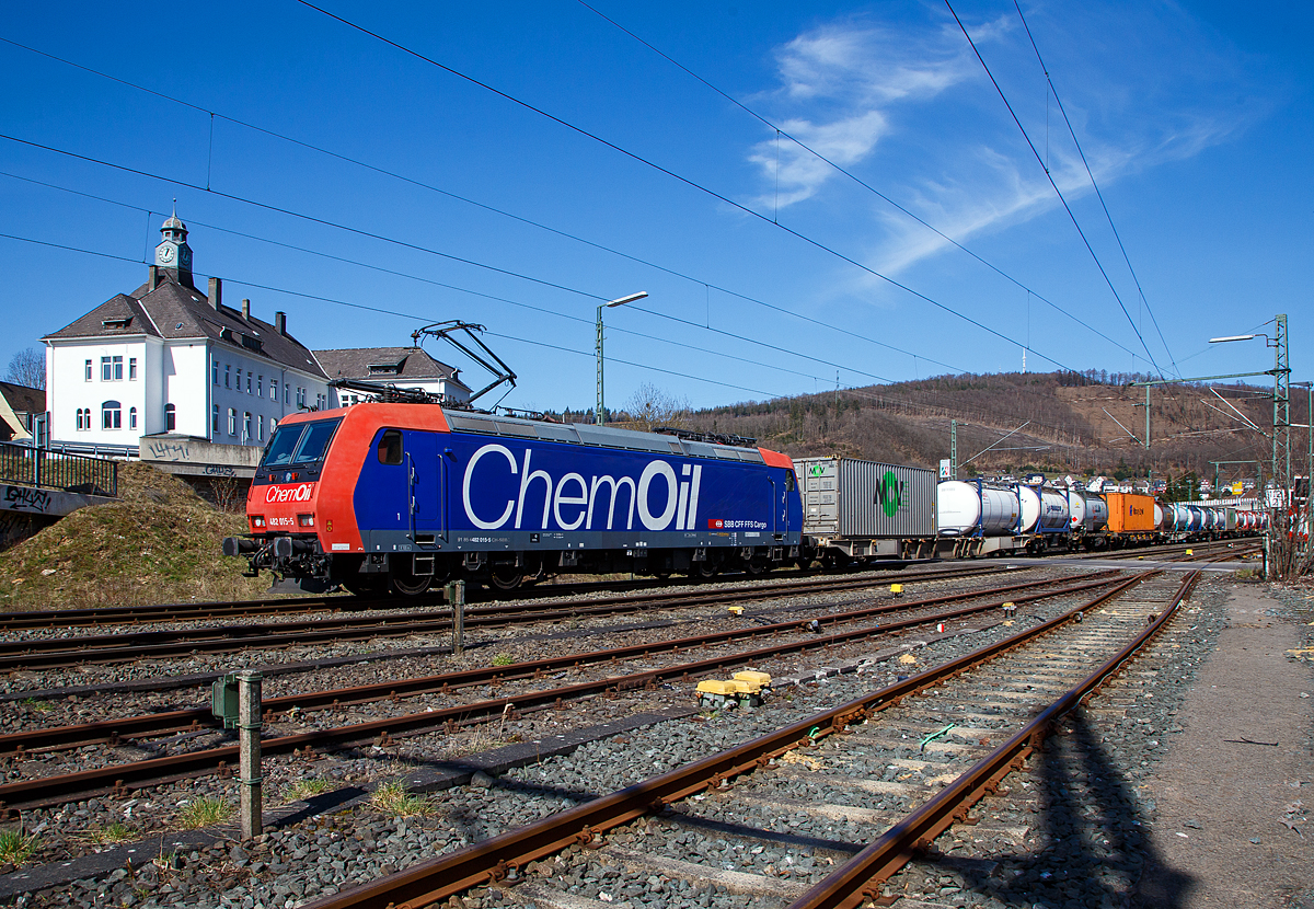 Die Re 482 015-5 „ChemOil“ (91 85 4482 015-5 CH-SBBC) der SBB Cargo AG f�hrt am 29.03.2021, mit einem HUPAC-KLV/Container-Zug durch Niederschelden in Richtung K�ln.

Die TRAXX F140 AC1 wurde 2003 von Bombardier in Kassel unter der Fabriknummer  33563 gebaut und an die SBB Cargo AG geliefert. Sie hat die Zulassungen und Zugbeeinflussungssysteme f�r die Schweiz und Deutschland. Zurzeit ist sie an die SBB Cargo International AG vermietet.
